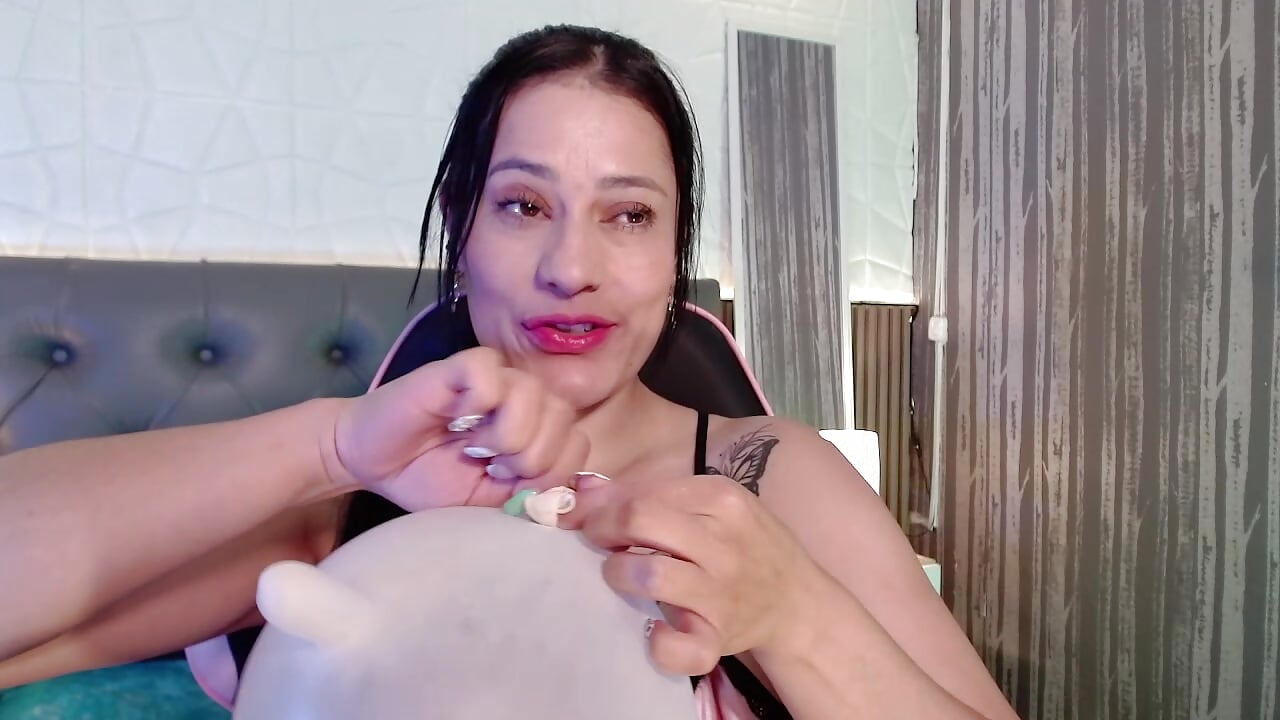 jugando - video by nathalia_zamu cam model