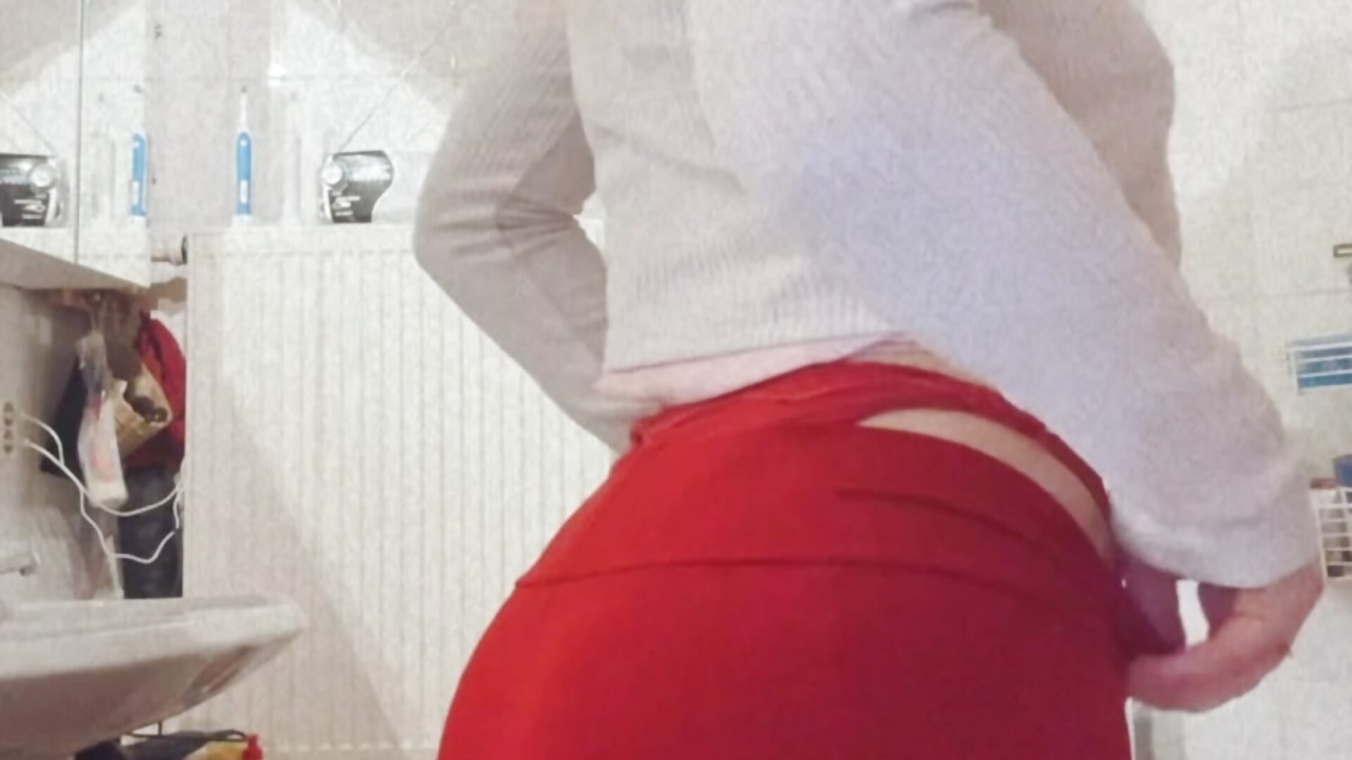 Wie würdest du reagieren wenn du reinkommen würdest?😈💦🍆 - video di Antoniacanny modella di cam