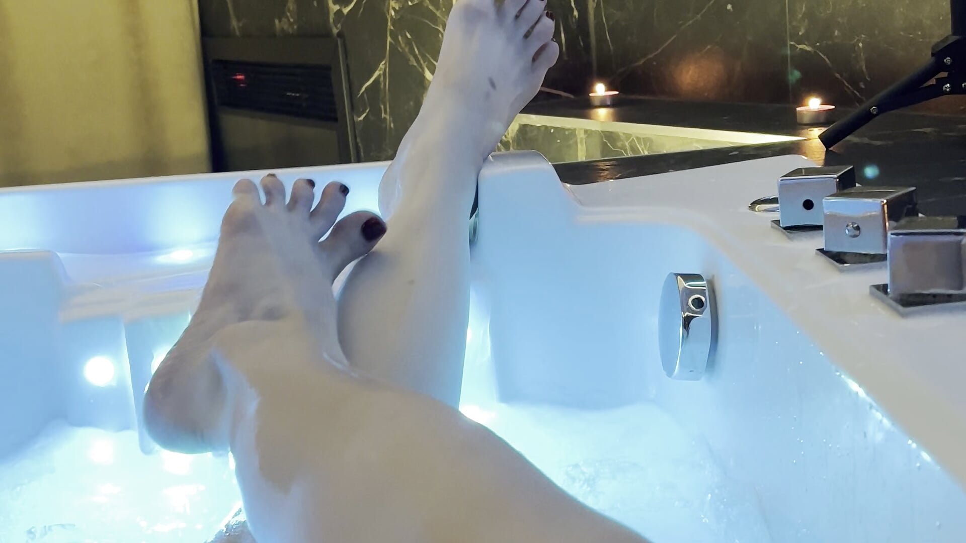 Sexy legs in jacuzzi - video by Smilym cam model