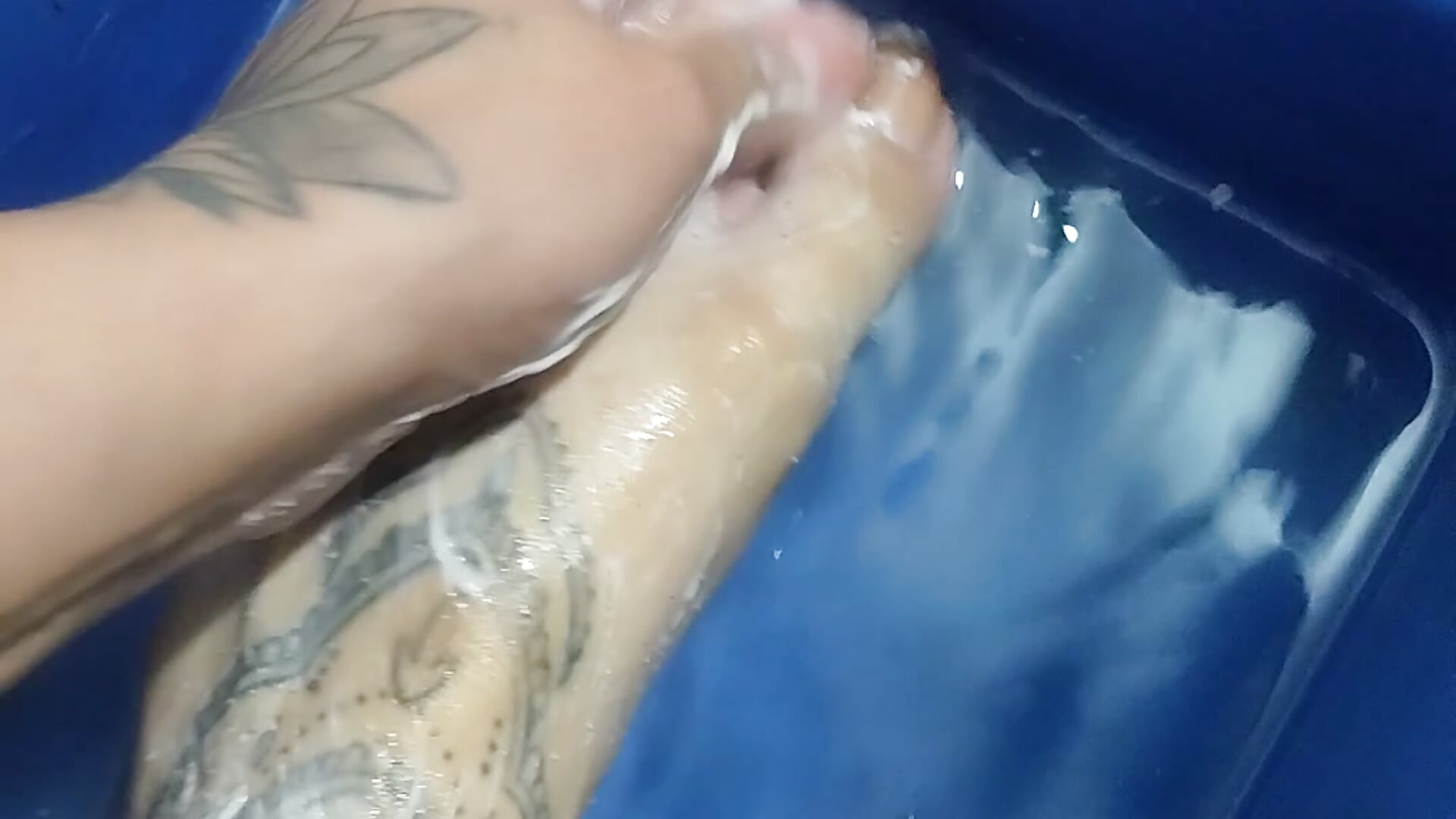 Relaxing my feet for you - відео від вебкаммоделі SaraMartins00