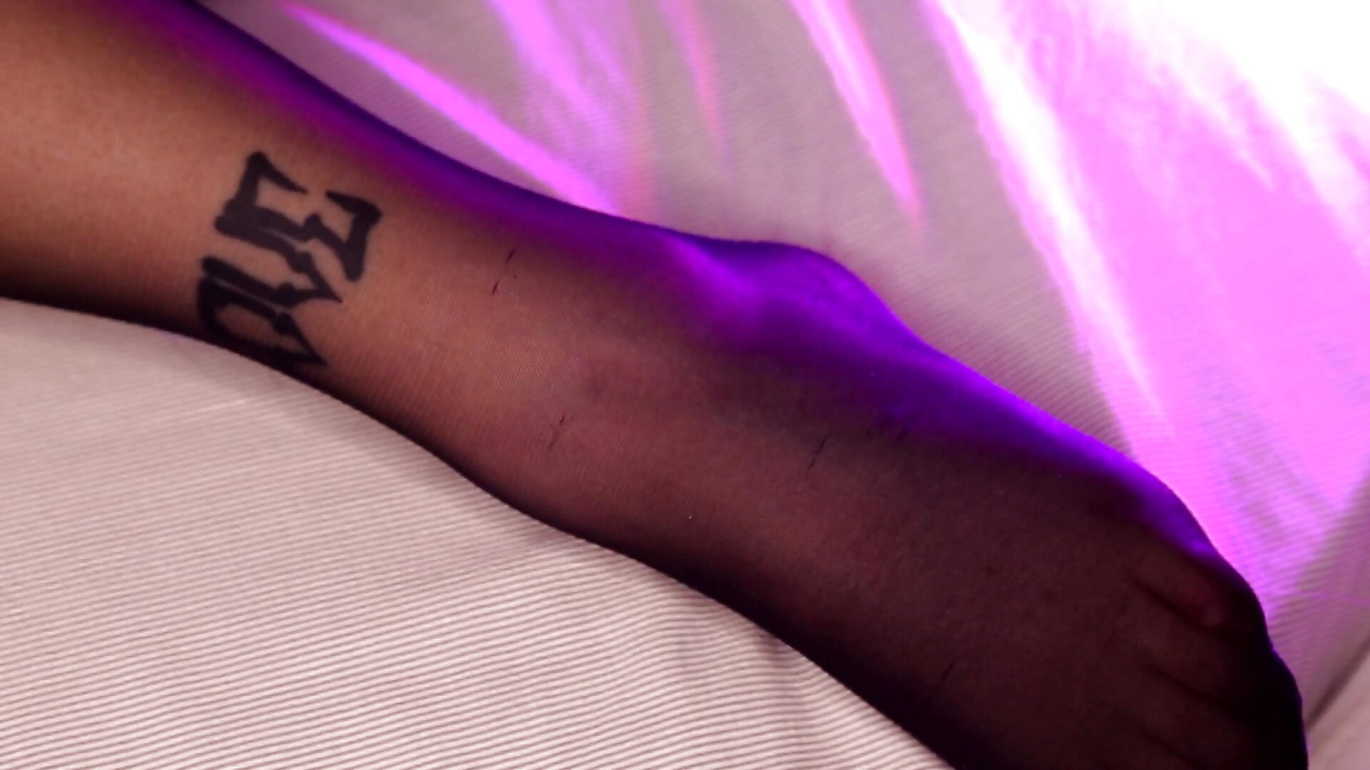 feet play - video by Effie_Shawty cam model