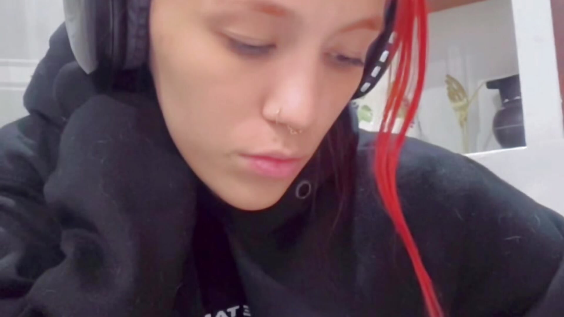 A small drawing playing with the lights… 😌 - video by Irina_bx cam model