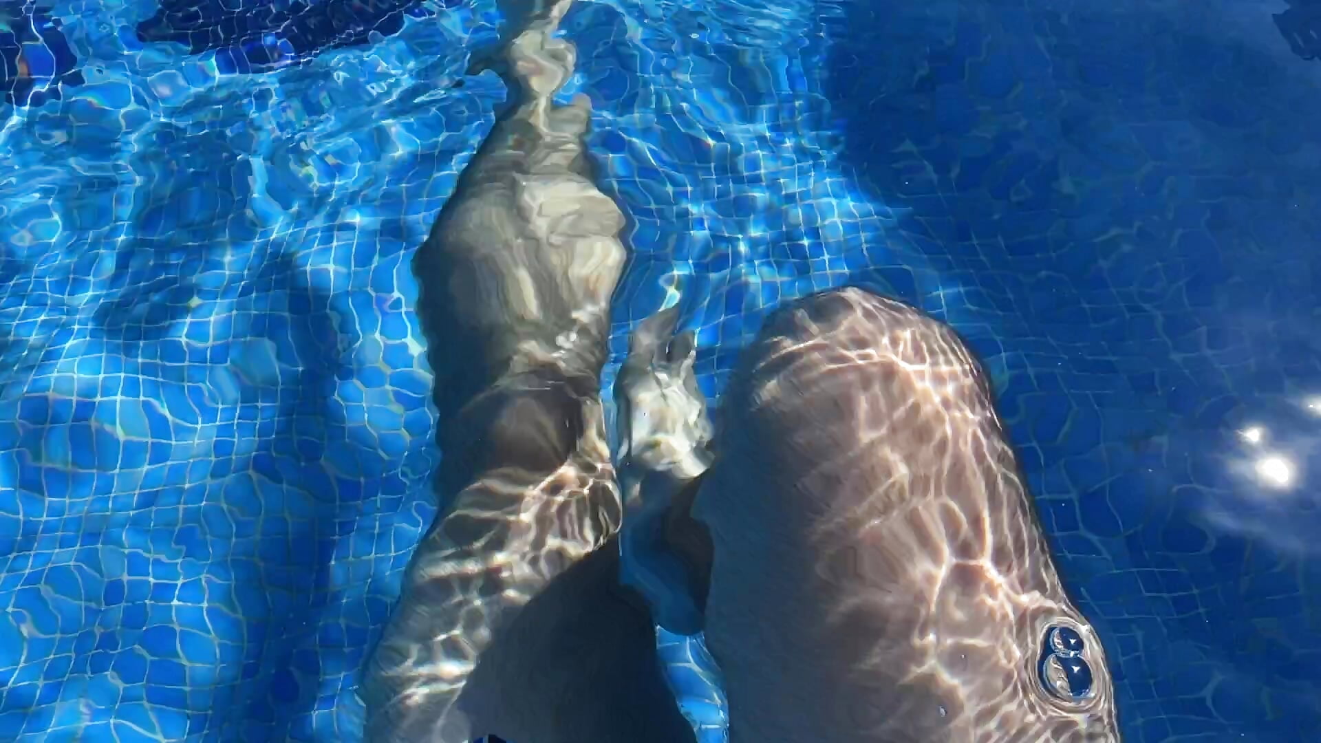 Bicicletta con le gambe in piscina - video by horsetouchmodel cam model