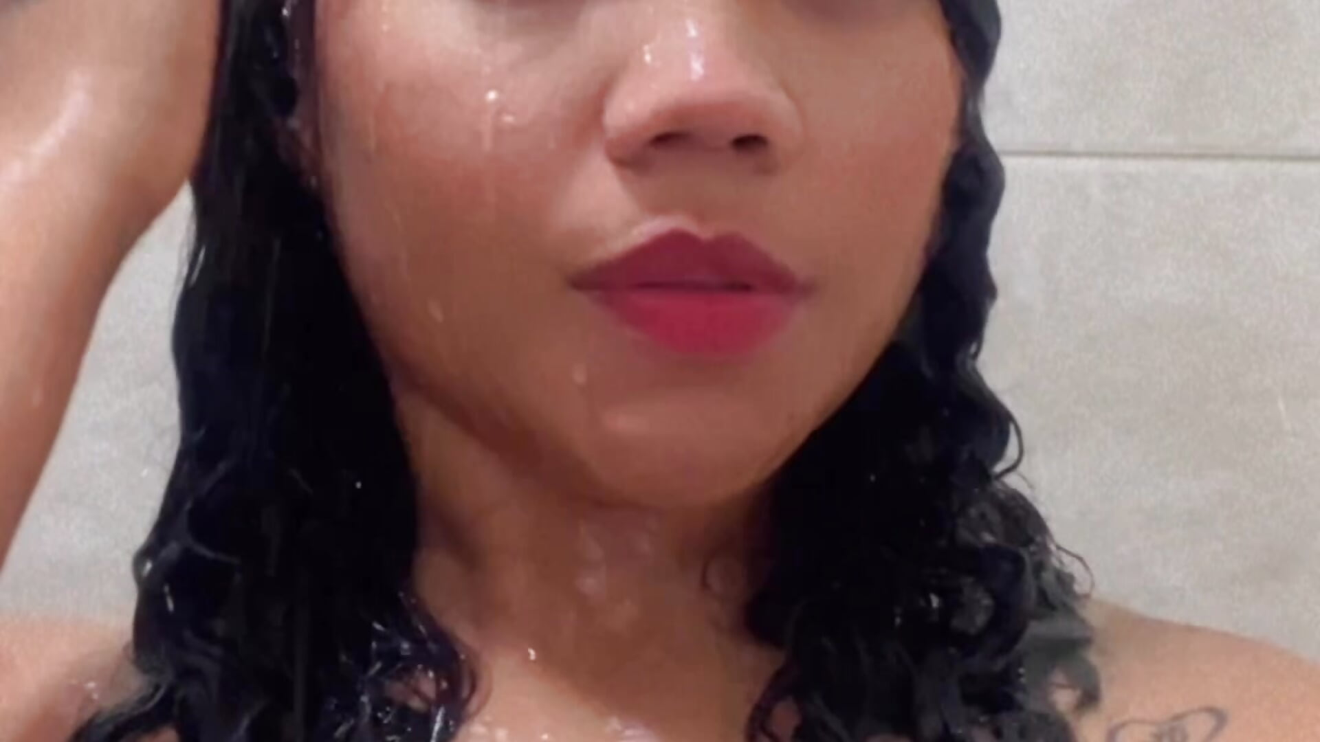 I want to be fucked in the shower daddy 😋 - video di ISABELLA_020 modella di cam