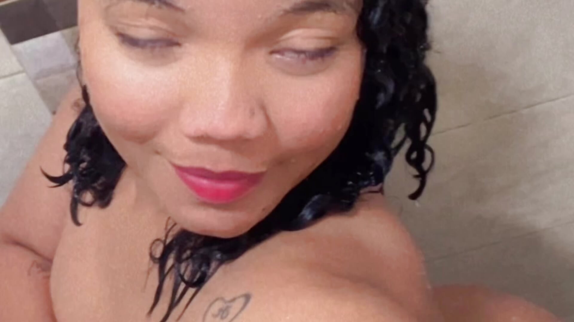 I want to be fucked in the shower daddy 😋😋 - video di ISABELLA_020 modella di cam