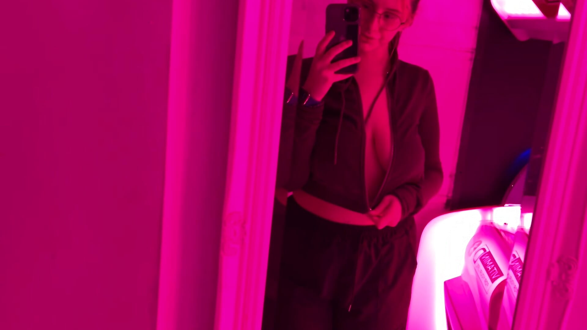 Sunbed tease ;) - video by Miiasma_x cam model