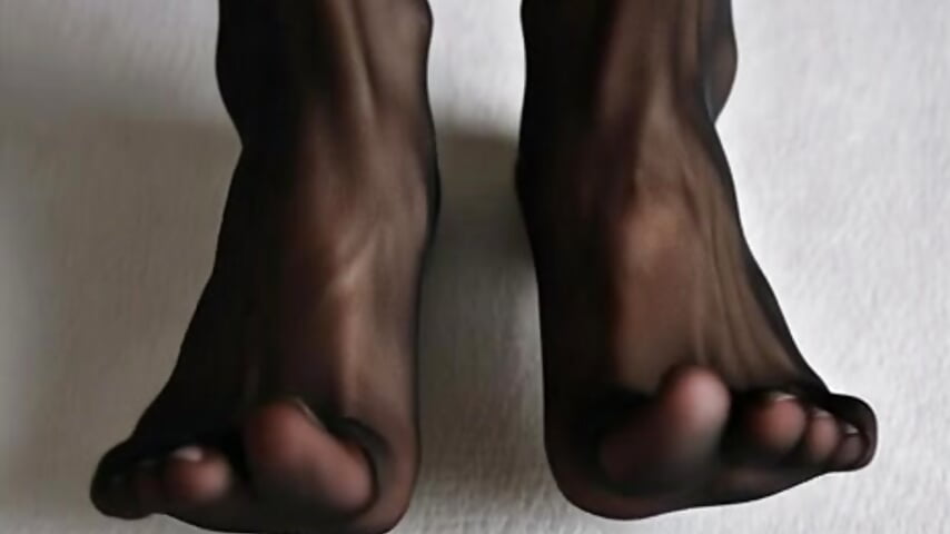 Pieds dans bas noirs