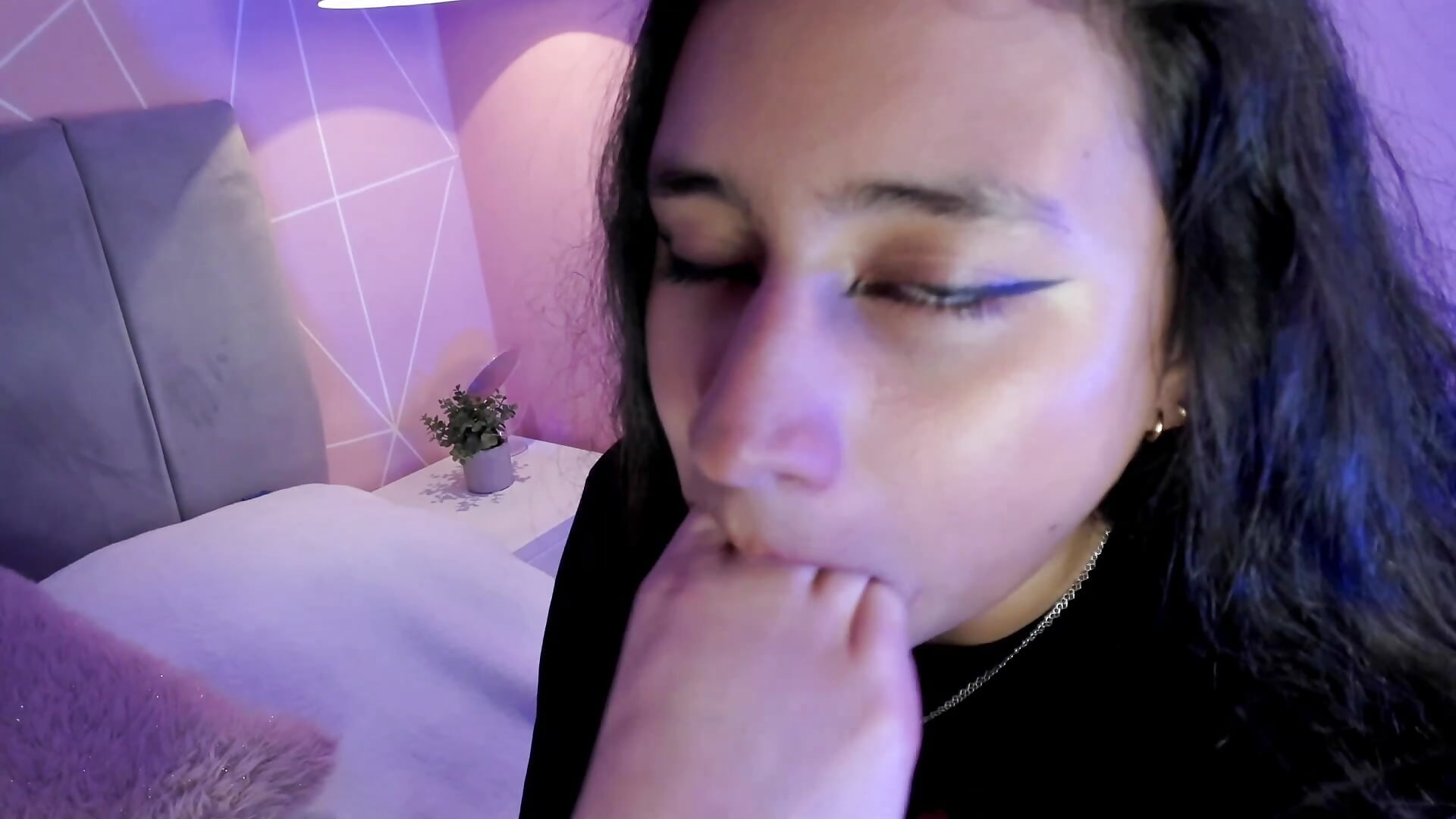 She licks and sucks my feet - vídeo de zara__sweet