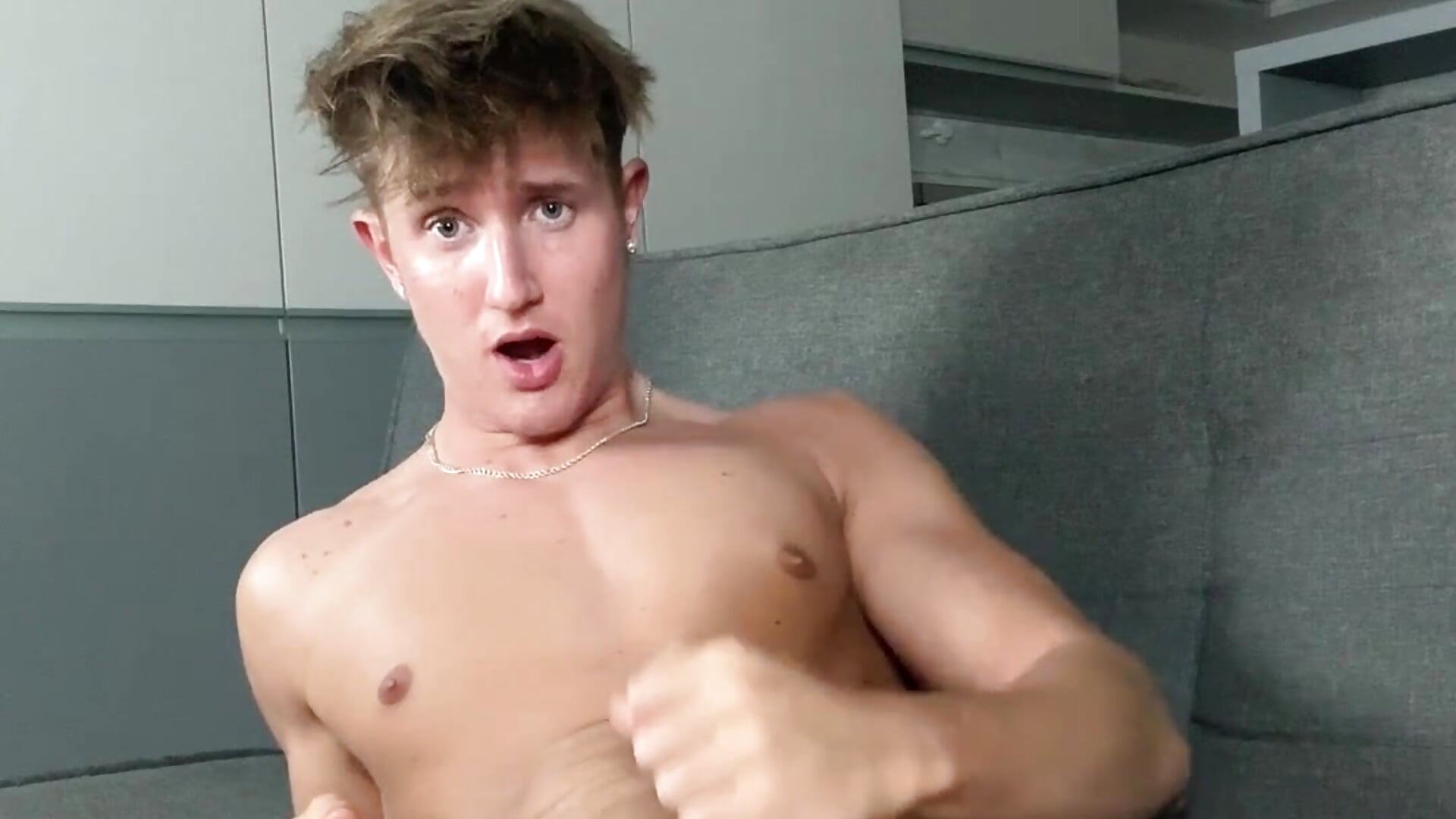 Jerking at Sweet Home(Short)－カメラキャストのChristianLevine_の動画