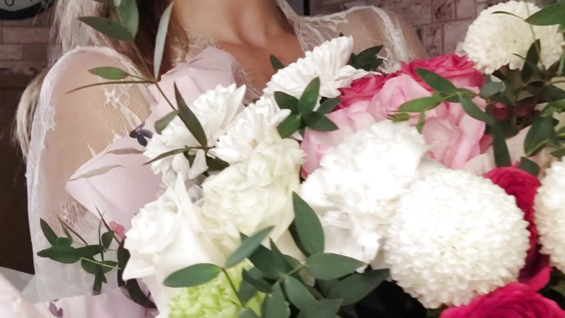 your girlfriend is here, were you waiting for her? I like the flowers and gifts I have thanks to you - video by Bella_Suns cam model