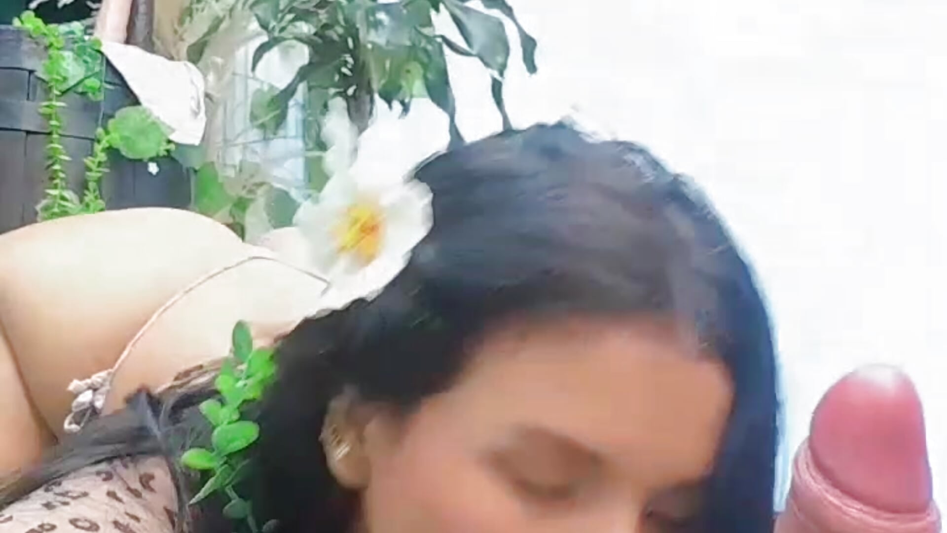 Knees on the dirt, your d*ck in my throat 🌿👅 - video od modelky/modela Sofi_Perez_