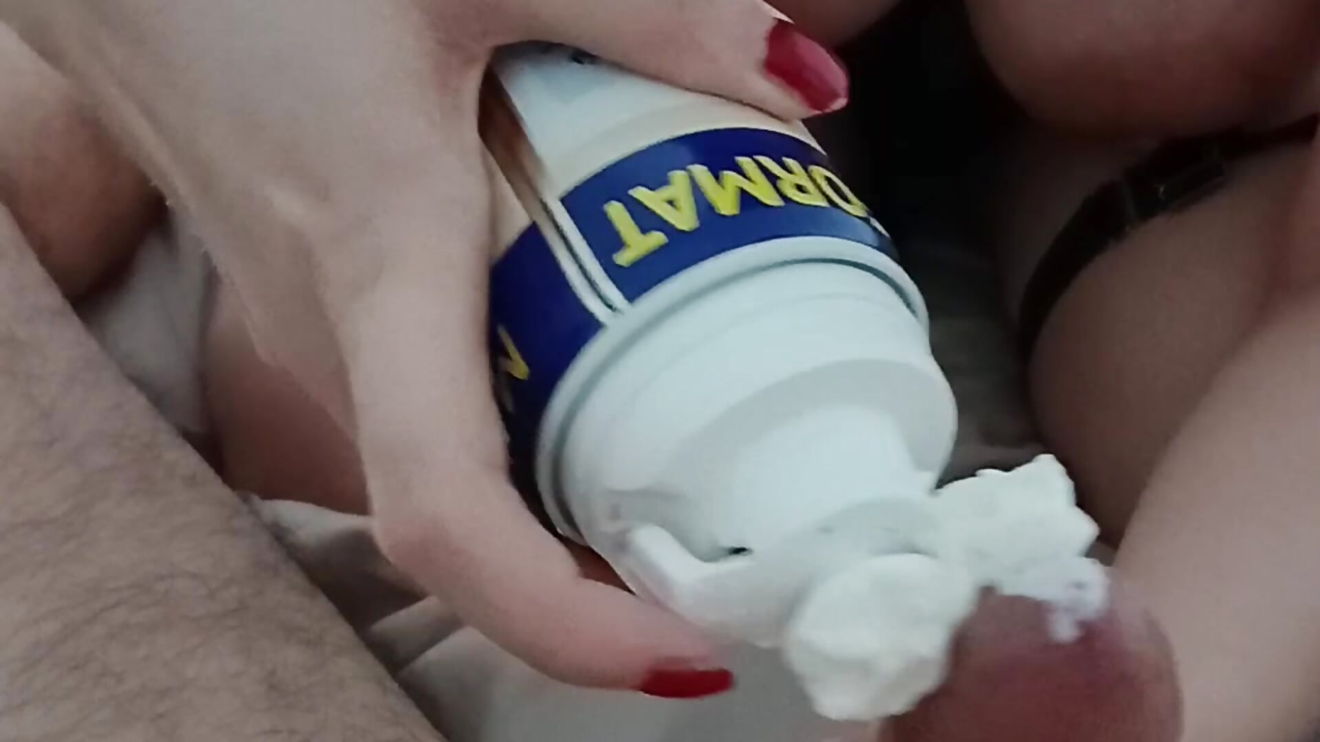 Je suce sa queue comme une grosse gourmande avec du nutella et de la chantilly 🥰🥰 - video van dreamsha69 cam-model