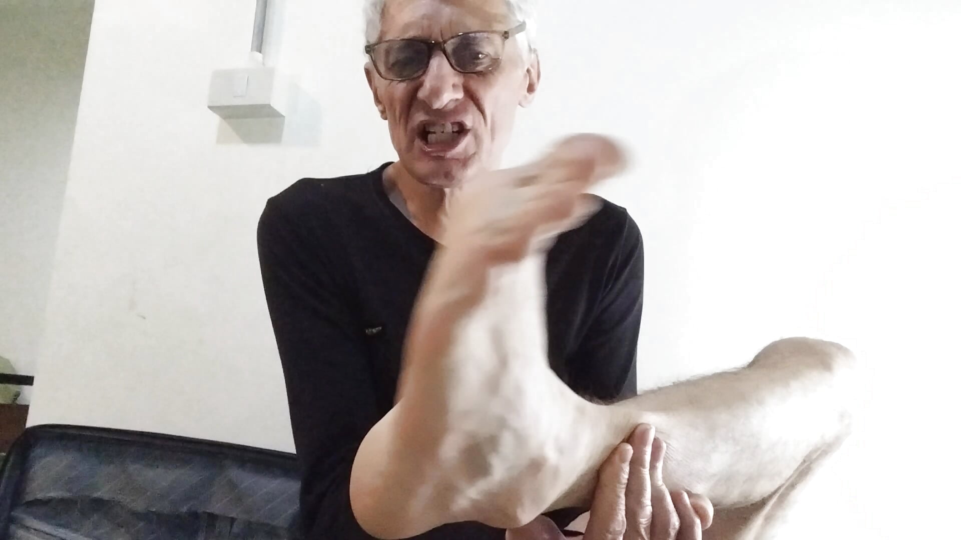 FETISH  STRANGE SHOW WITH MY TOES DIRTY SPLIT  SPLIT  MORE WHEN I SUCK AND LICKINGS