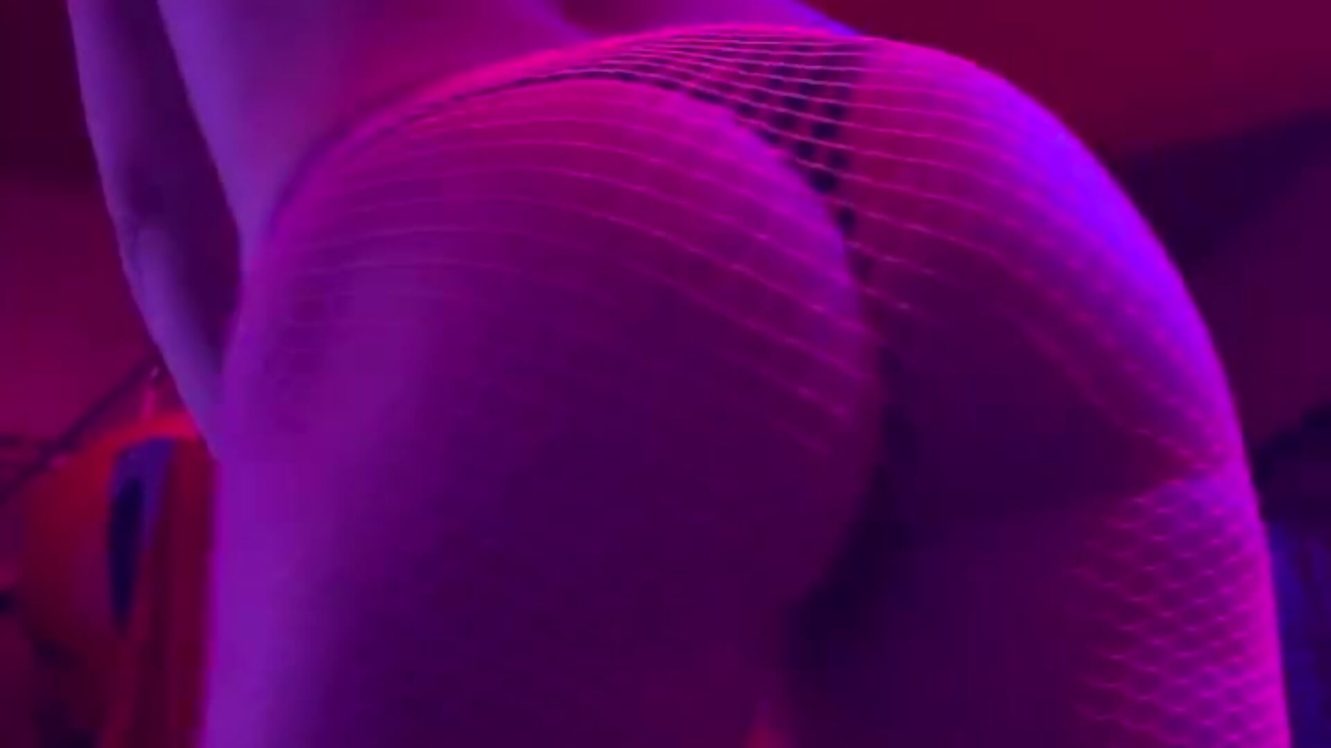 showing off this bubble in pink fishnets!! - video oleh model kamera MadisonMarie