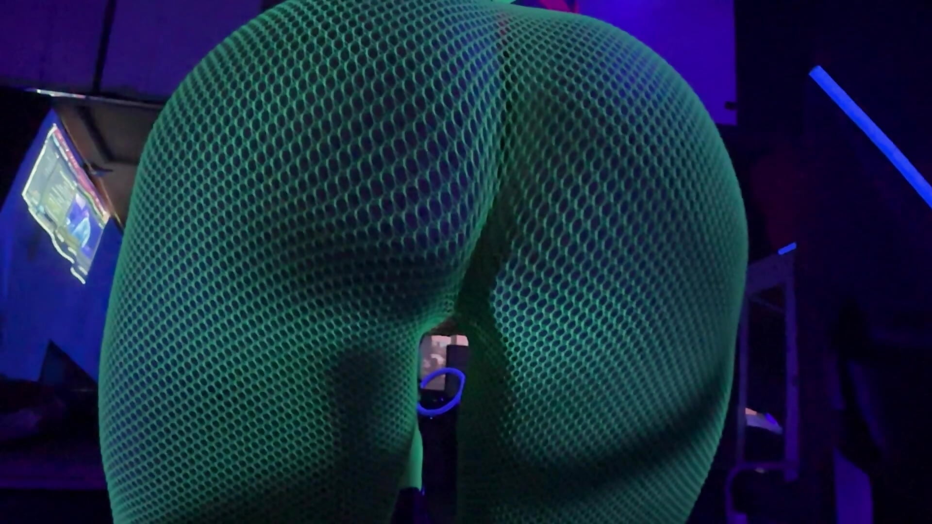 Neon fishnet slo mo booty shake - video oleh model kamera MadisonMarie