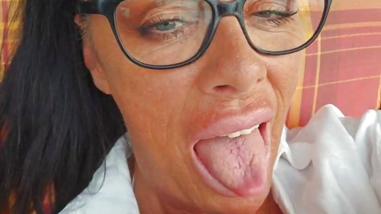 Licking my wrist watch and then finger my pussy outdoor – video od webkamerové modelky Misses-Cougar