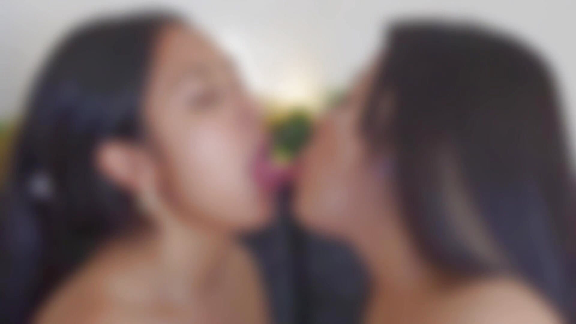 (Teaser) kiss deep salive 🥵 - video by 2SummerLove1 cam model