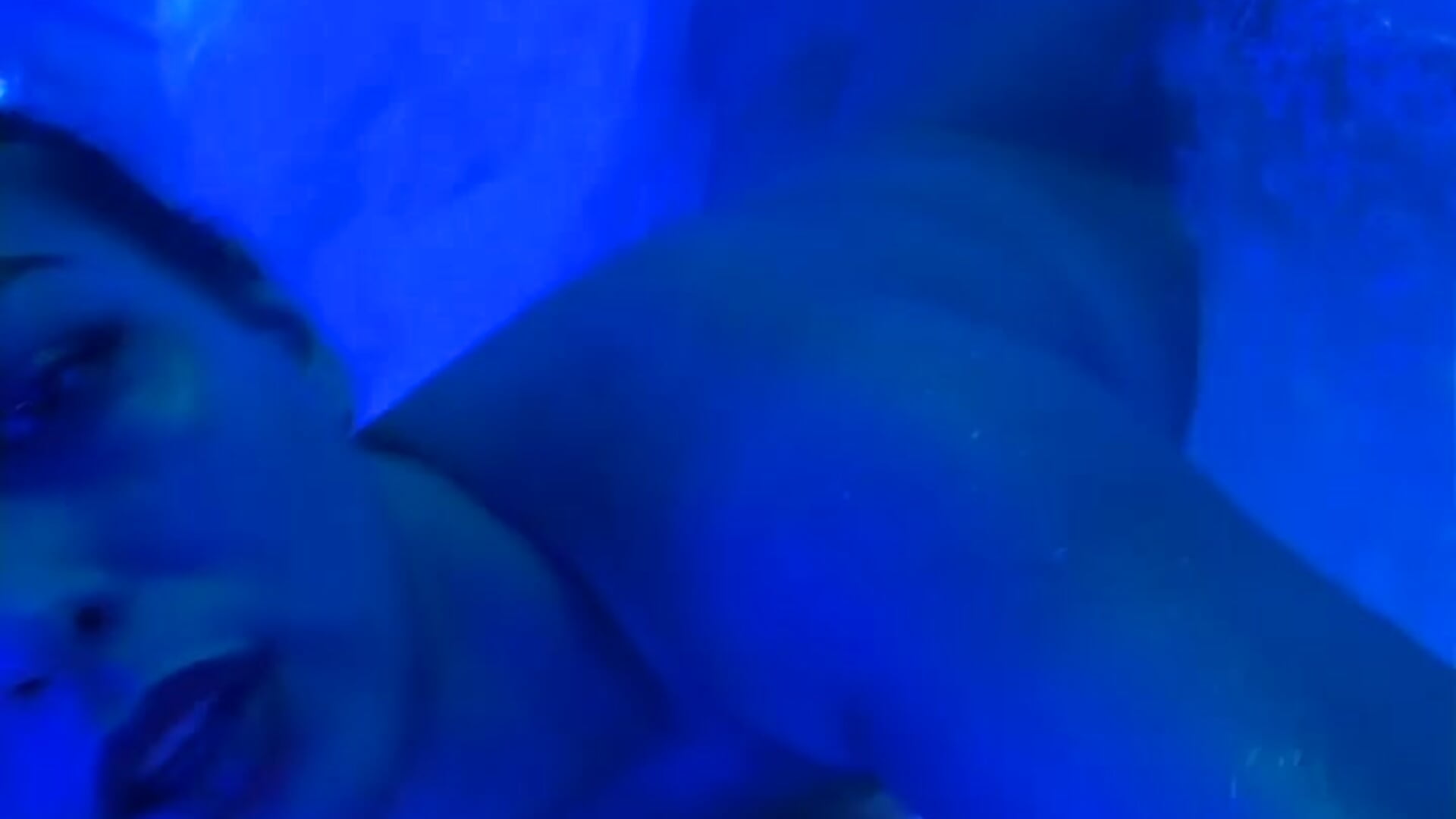 TWERK NUE AU SPA JACCUZY 💦😏 - video by Ambre- cam model
