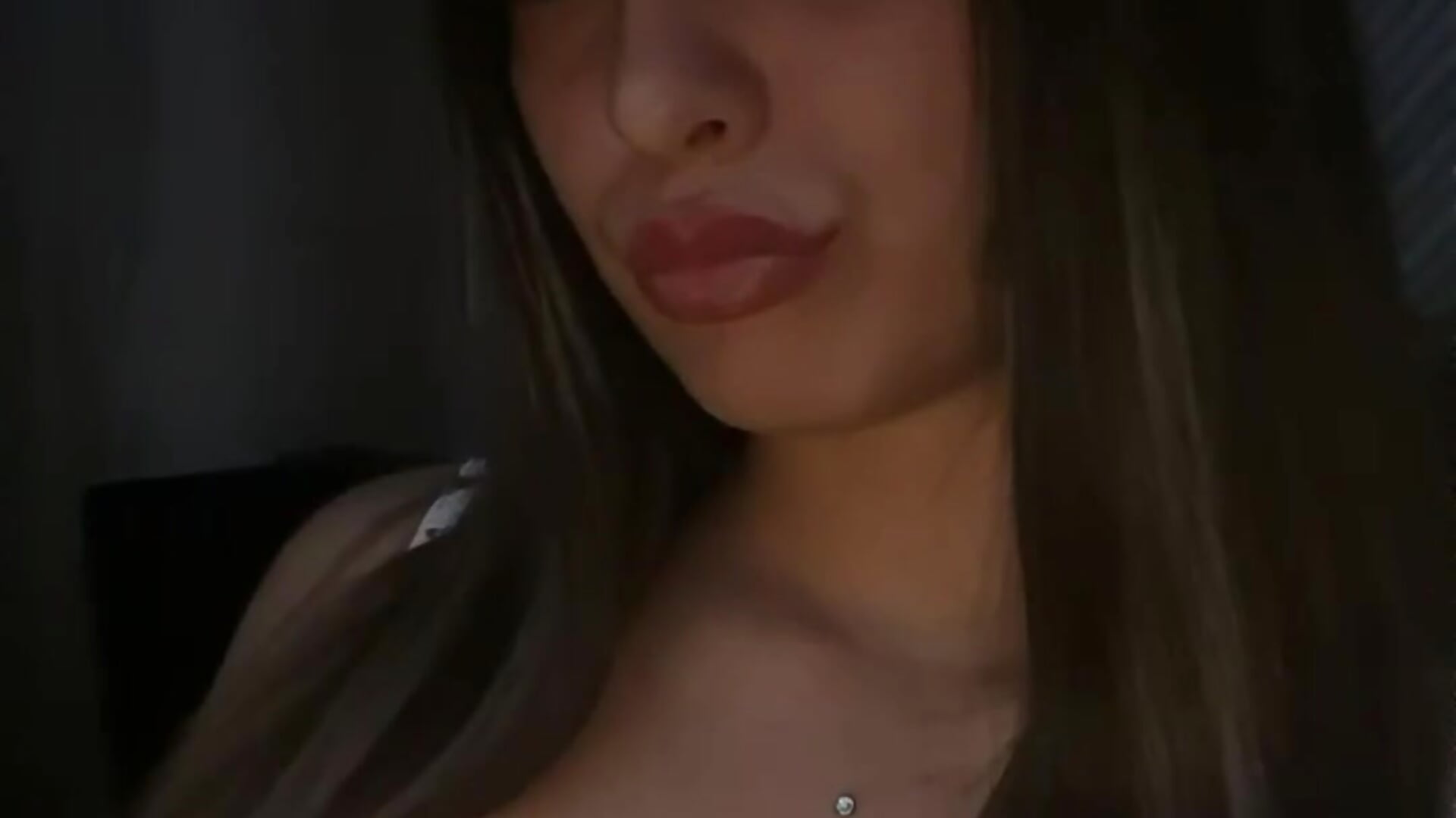 BADDIE MONTRE SES SEINS 🍒 - video av Ambre- cam model