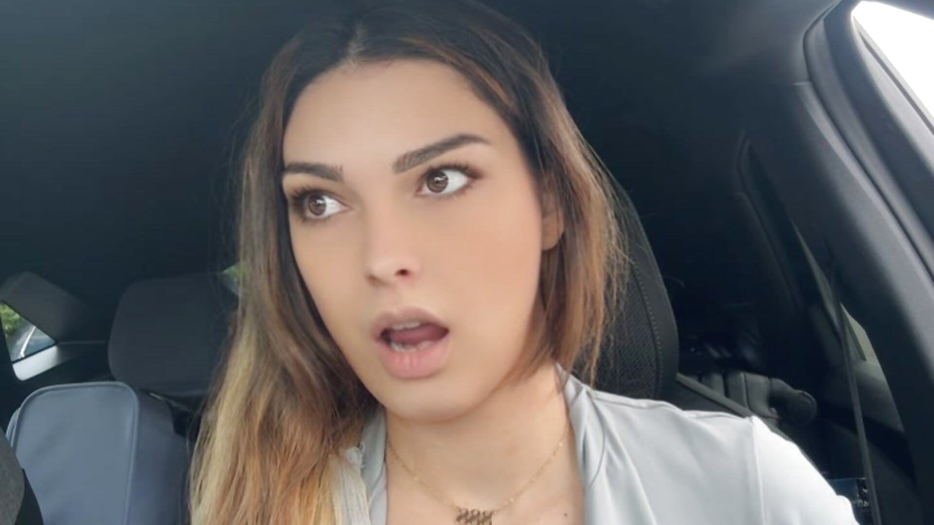 🔥EXHIB JE ME CHANGE / DÉSHABILLE SUR UN PARKING PUBLIC🔥 - video od modelky/modela Ambre-