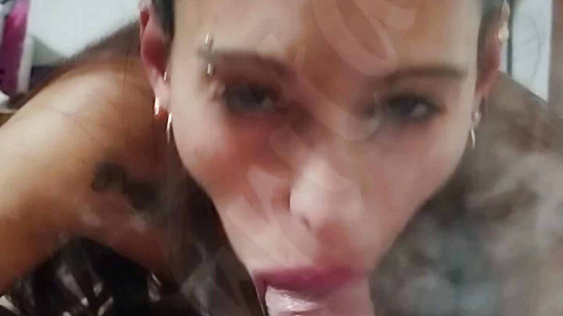 Mamada fumando 🚬 con acabada 💦💦👅