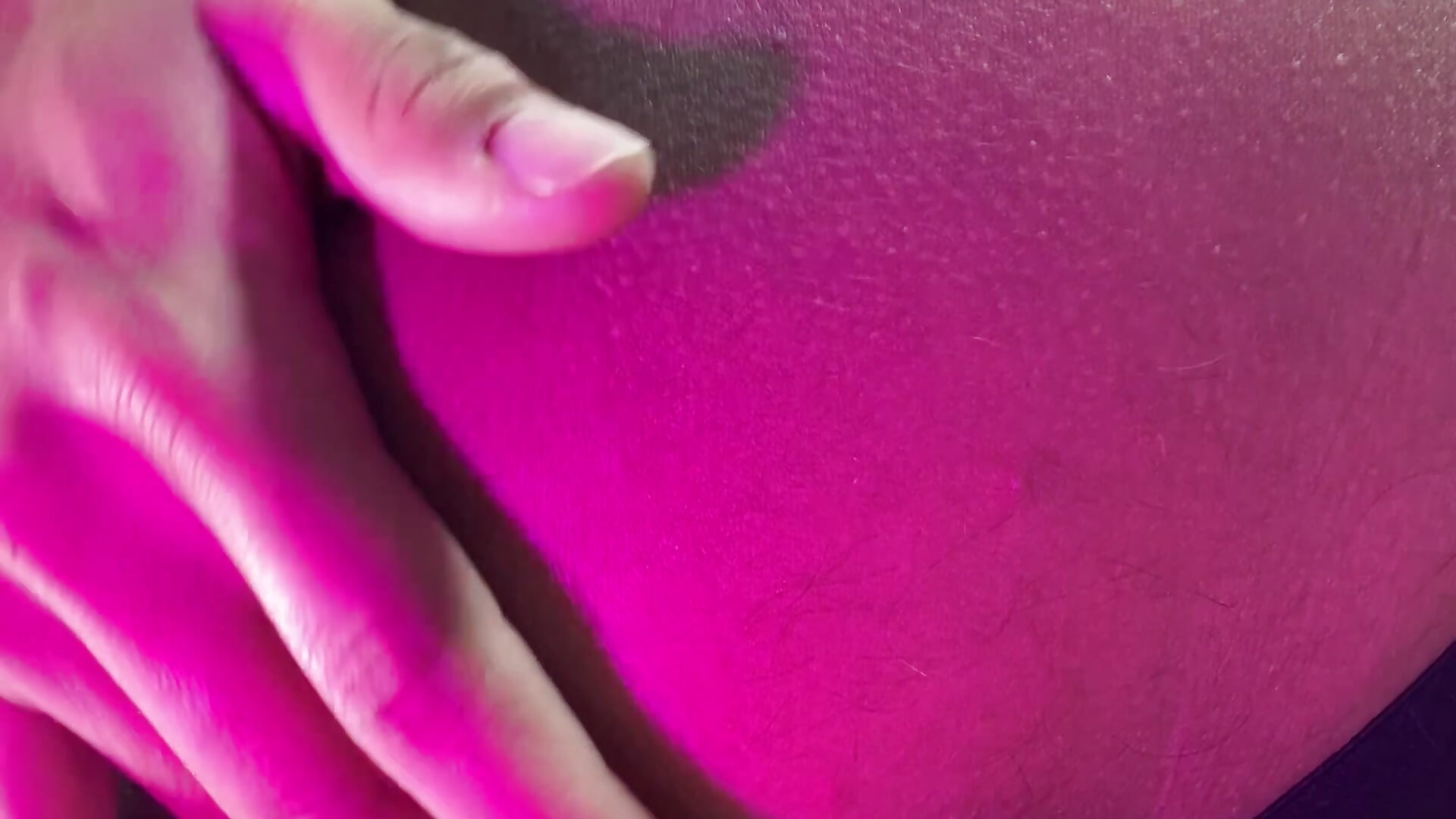 love when my hand gets lost back there… and I know you do too. 🍑🔥 – video af Angel_esteban_fx cam-model
