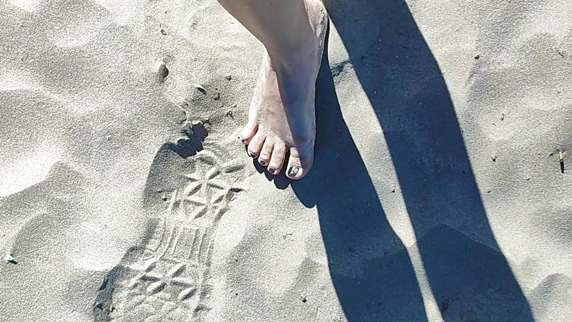 Bare feet walking on the beach👣