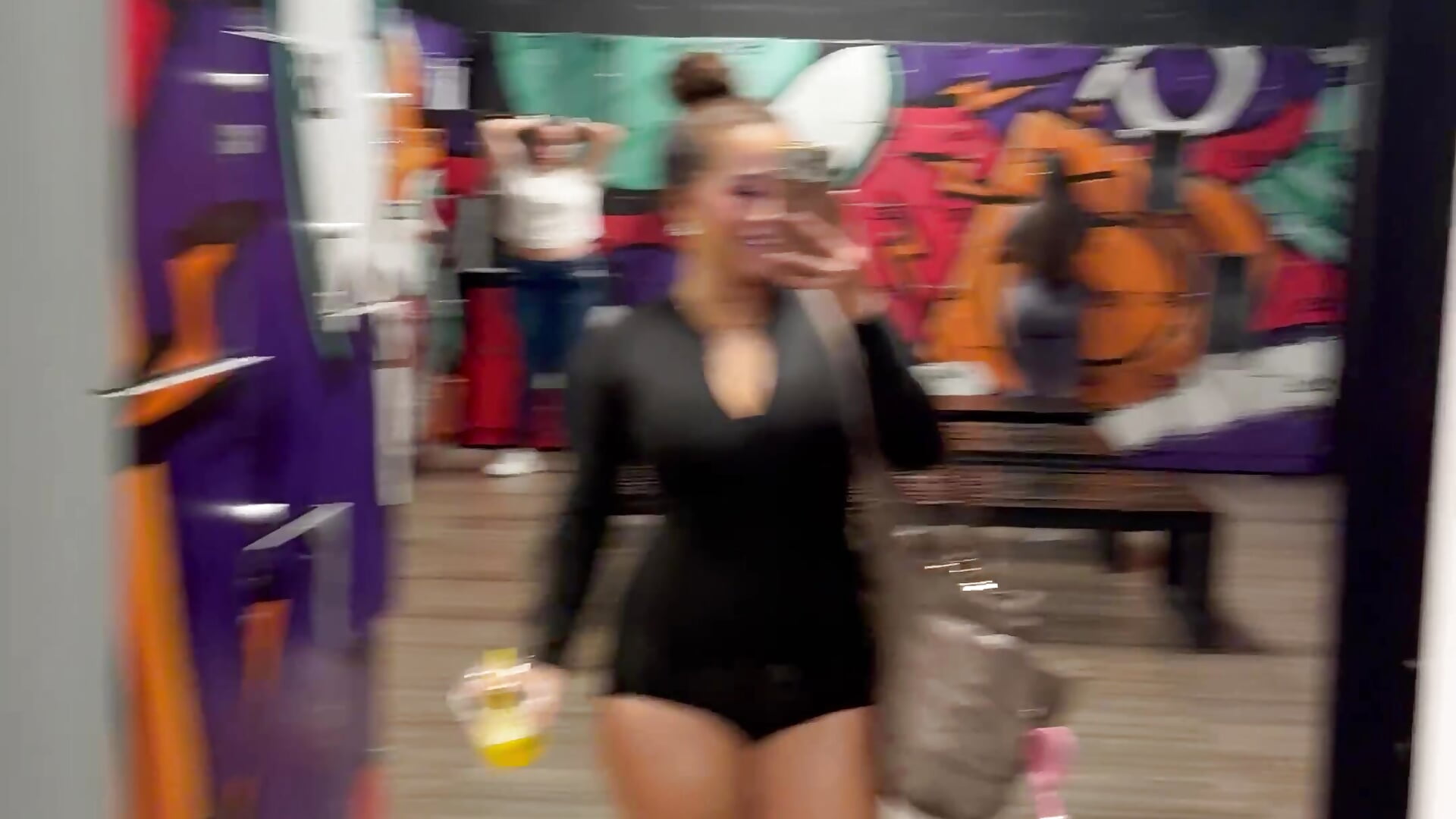 You like my body? 😏 tell me if you want me to do naughtys in the gym🤭🤭 - video by Isa__Blanc cam model