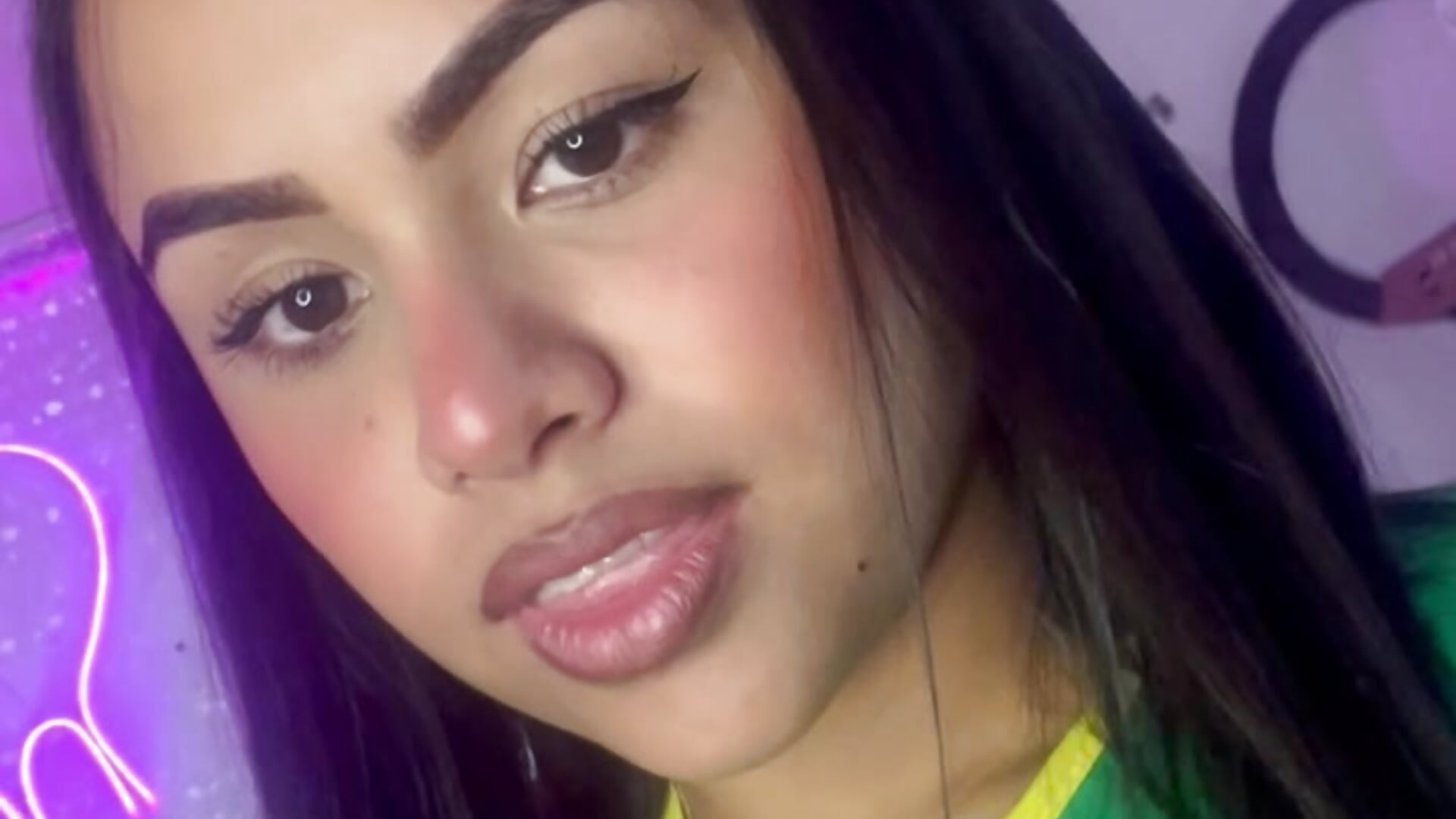 Just a little bit of me – video od webkamerové modelky Alice_Roys