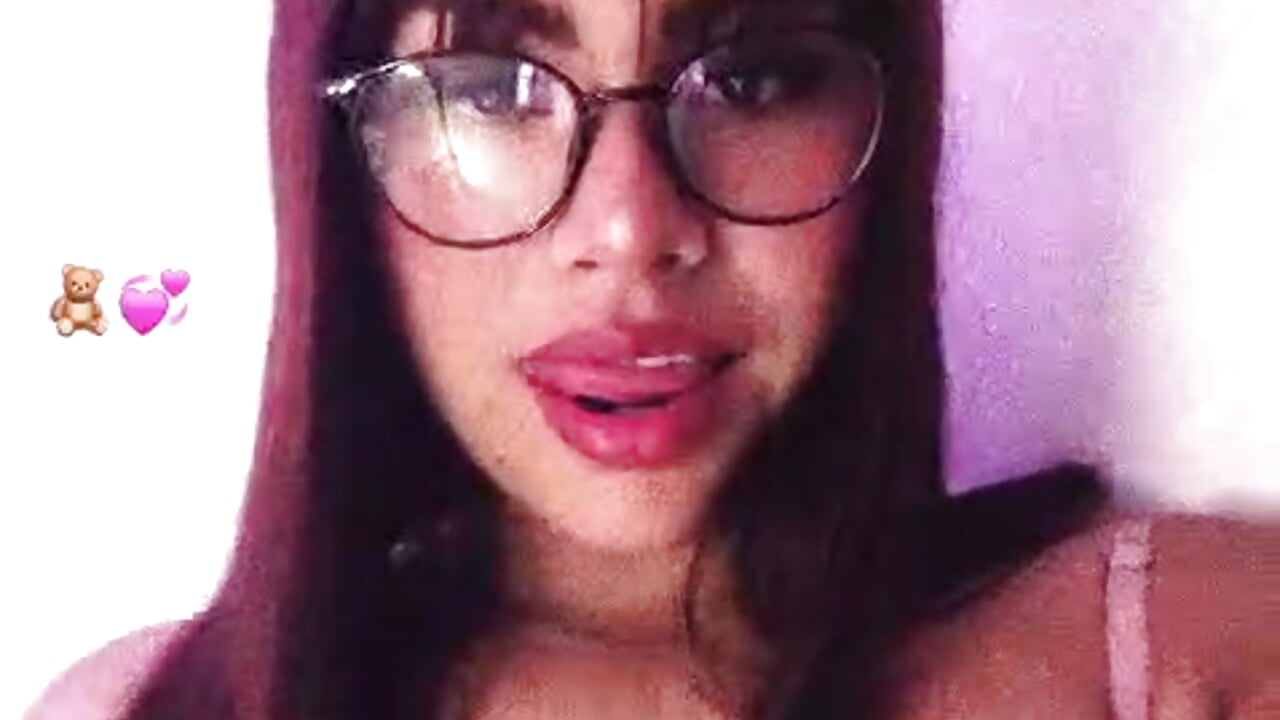 Say goodbye to the year… stay for the tease 😉🎆 – video od webkamerové modelky Alice_Roys