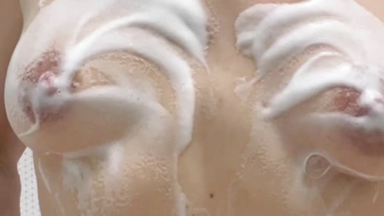 sexy breasts in the bathroom – video af KissIris888