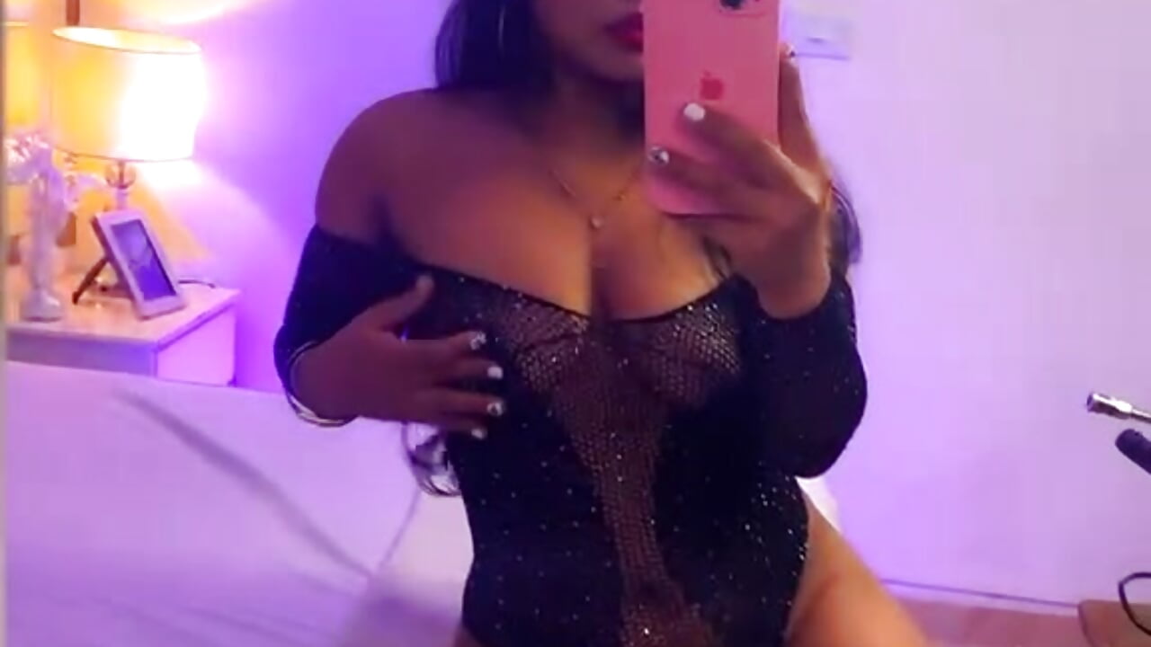 I’ve got myself ready to go out, but I’m in the mood to stay in. Who’s staying in with me? 🔥 - video oleh Courtneycarter kamera model