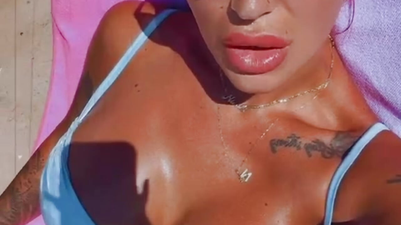 pool time and realx - відео від вебкаммоделі Nicol2Naya