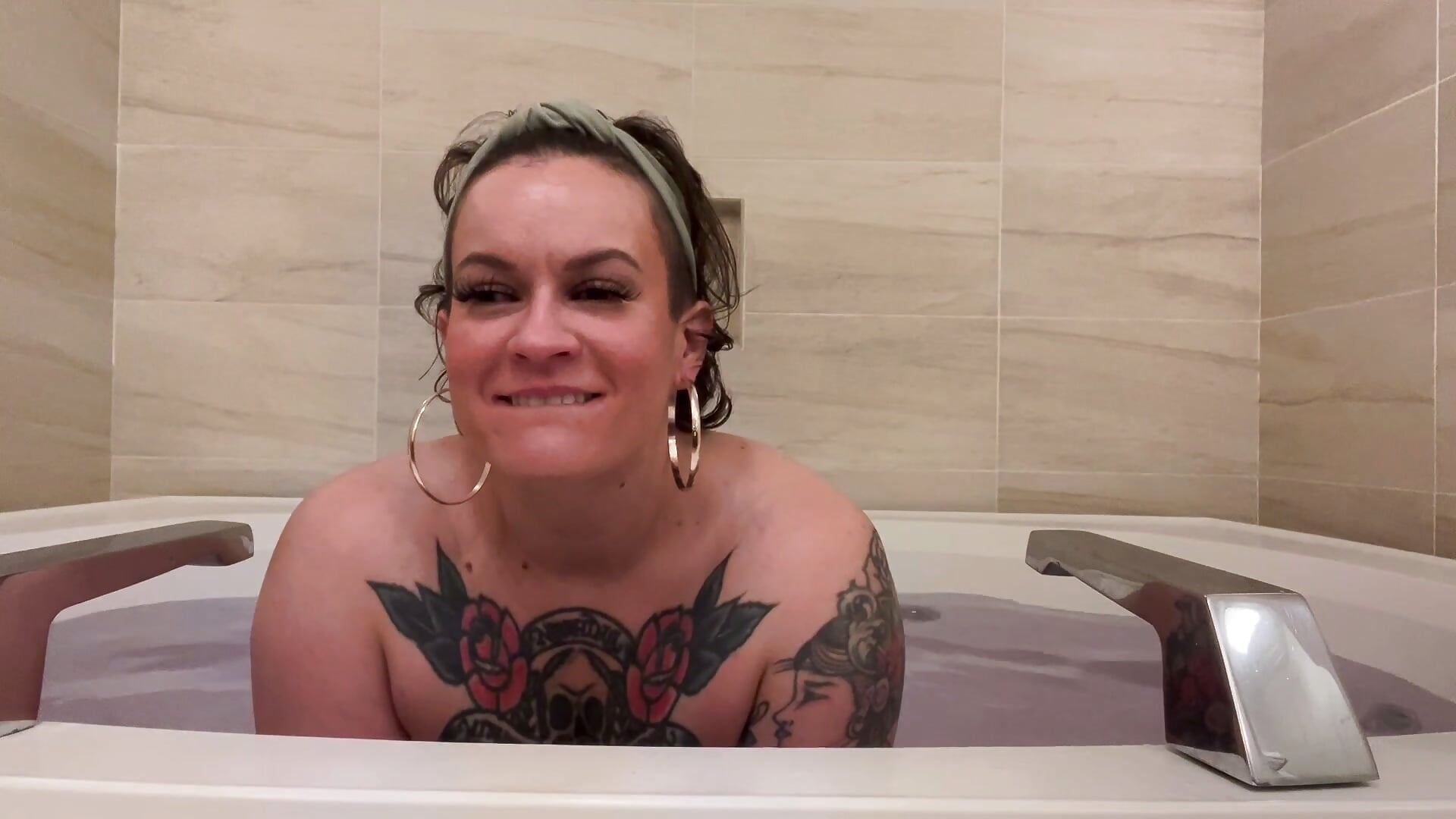 POV: Stoner girlfriend plays in jaccuzi and vapes - วิดีโอโดย quinnmariexo โมเดลแคม