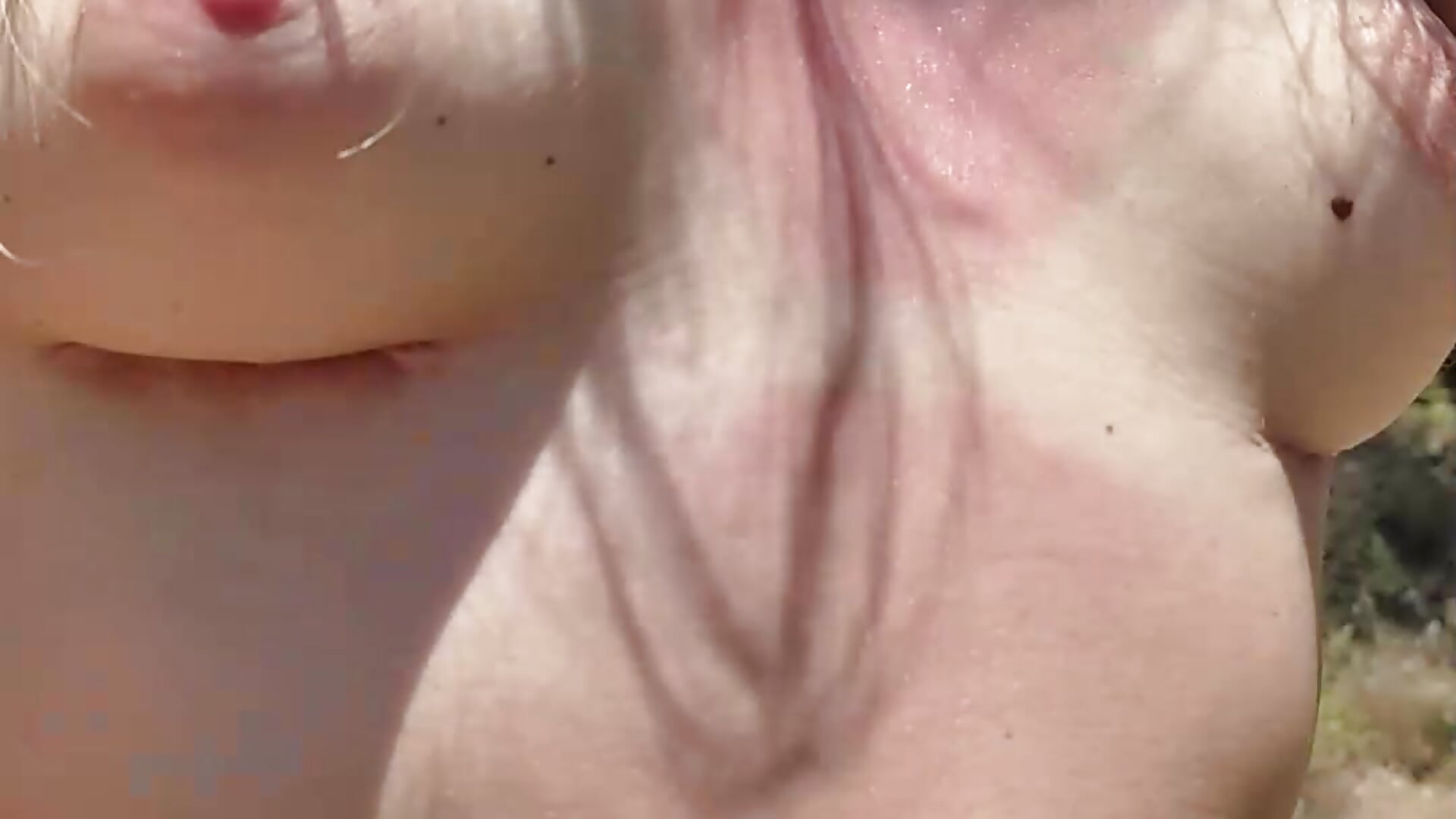 Ausflug mit Analplug im Wald, dann im Auto gefingert! - Vídeo de AmelieLei, modelo de vídeos
