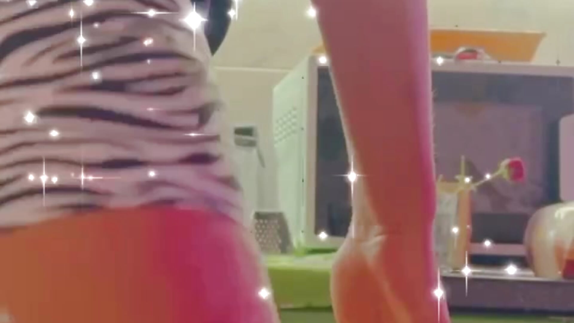 twerking in the kitchen 〜(￣▽￣〜) - video av NicoleMun cam-modell
