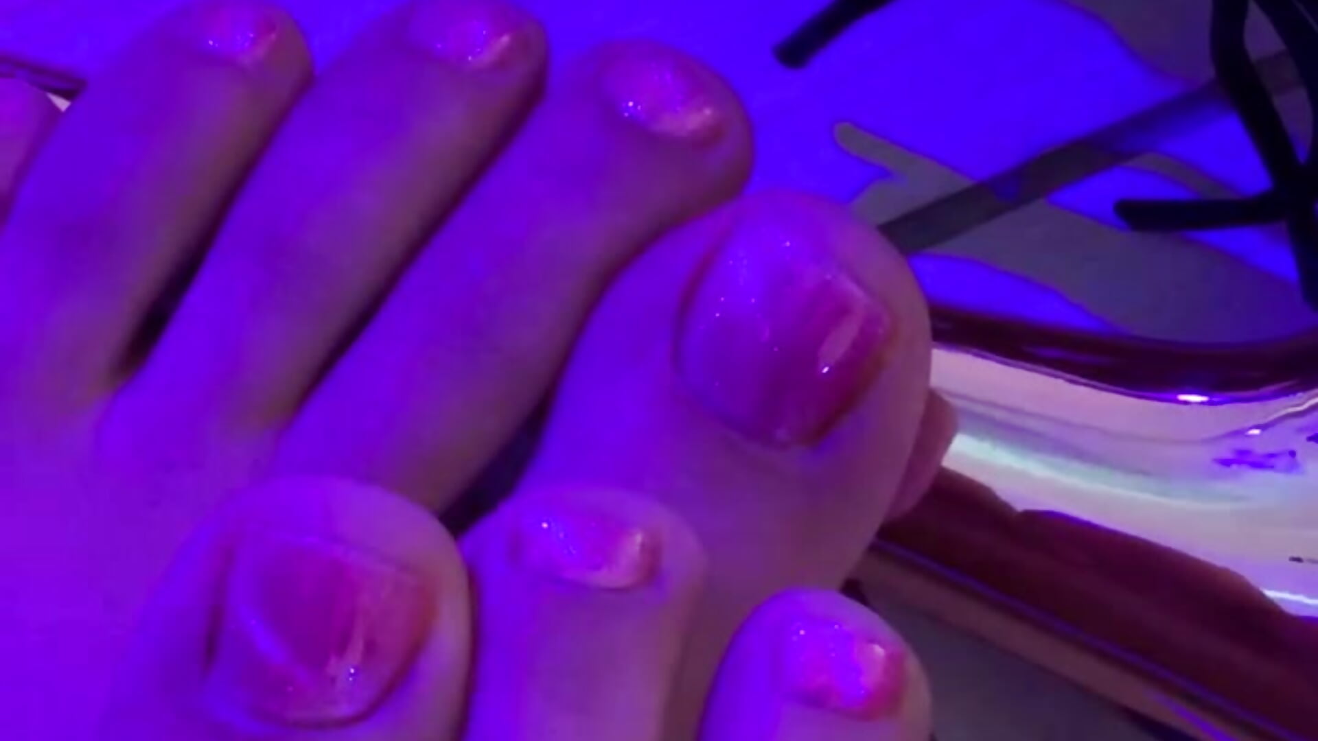 pink pedicure - video av NicoleMun cam-modell