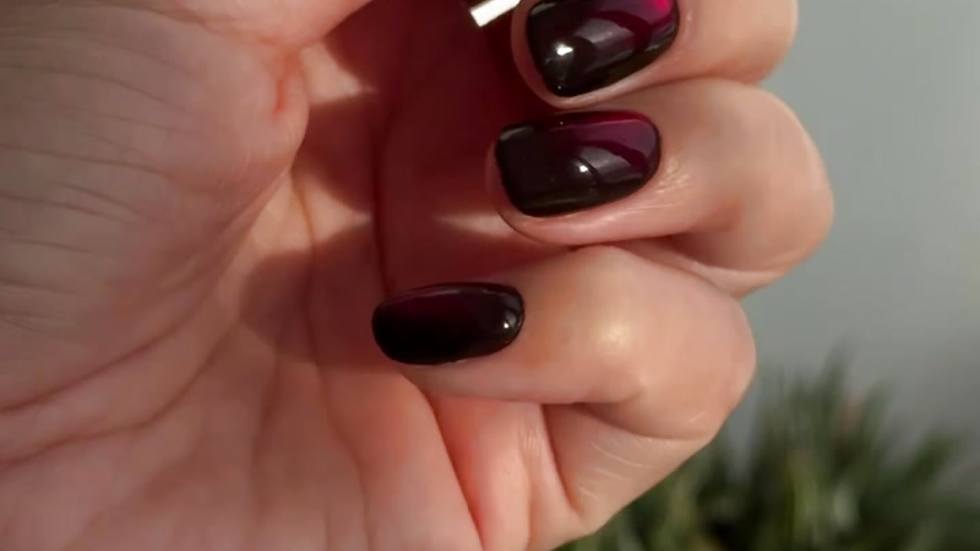 Nails like pomegranates🤩 – video modela na kameri NicoleMun