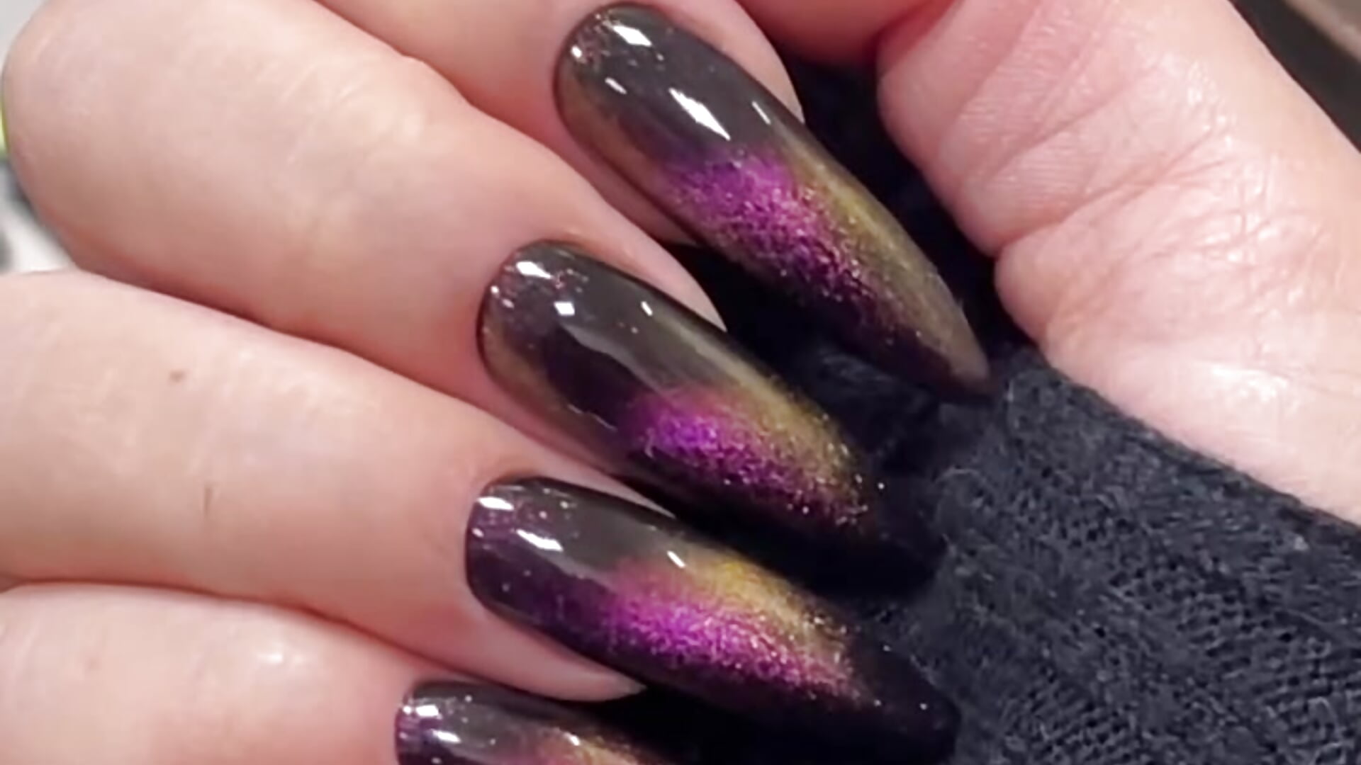 cat's nails - video av NicoleMun cam-modell