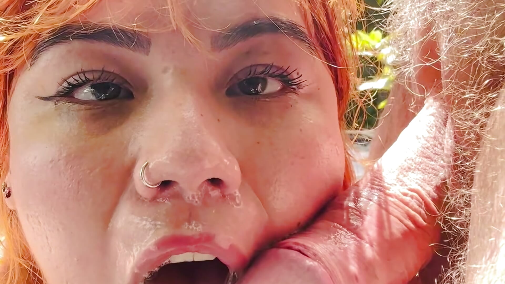 Blowjob outdoors.. real penis, no cum because they almost discovered us - vidéo du modèle de showcams Samanta_Bigboos
