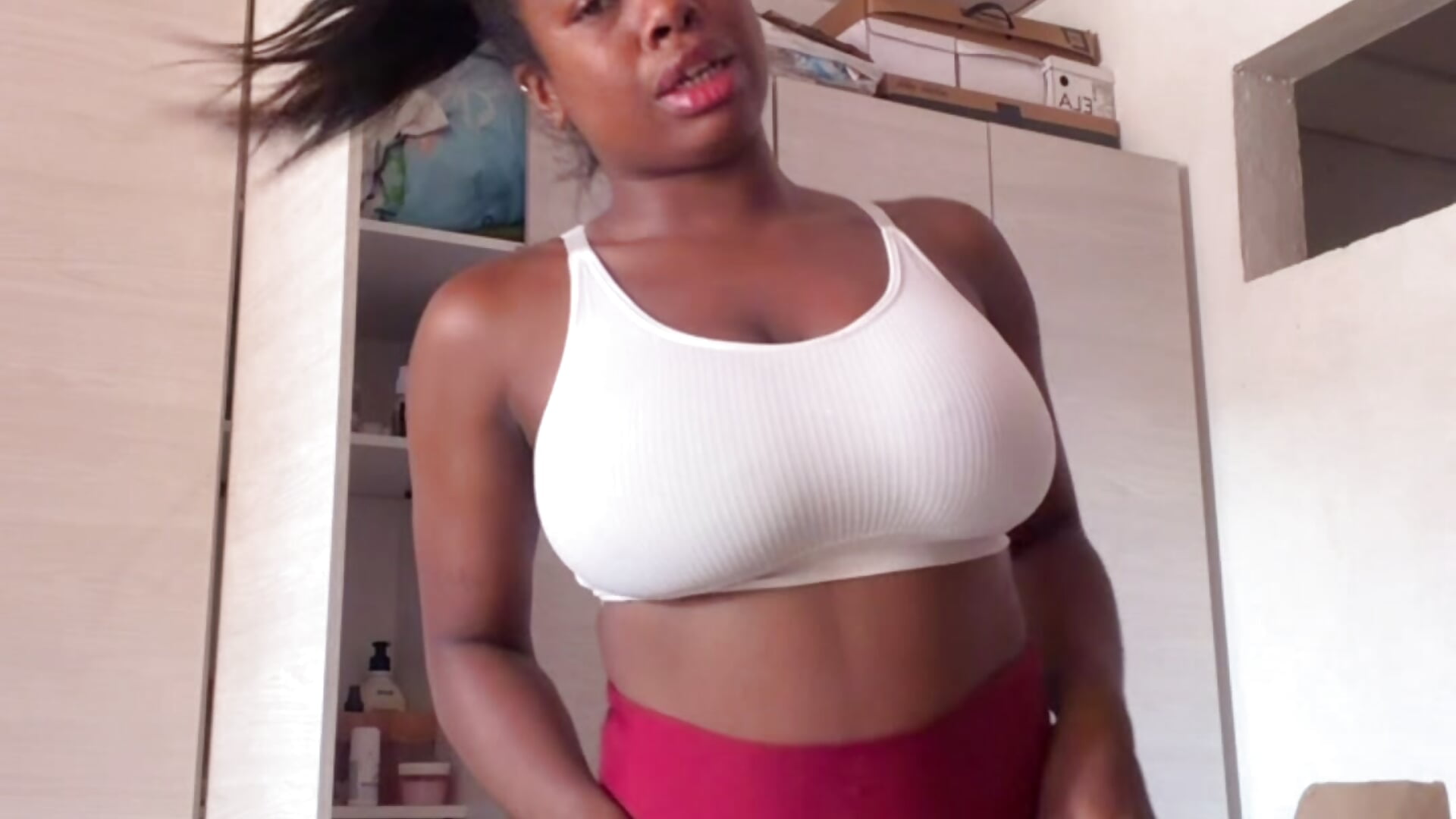 Ready for a good workout 🔥💪🏻 – video modela na kameri KatieGomez