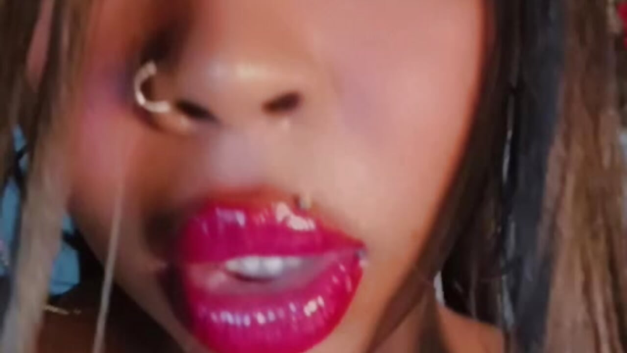 HEY MASTER– Charlotte__Brown_ kameramodell videója