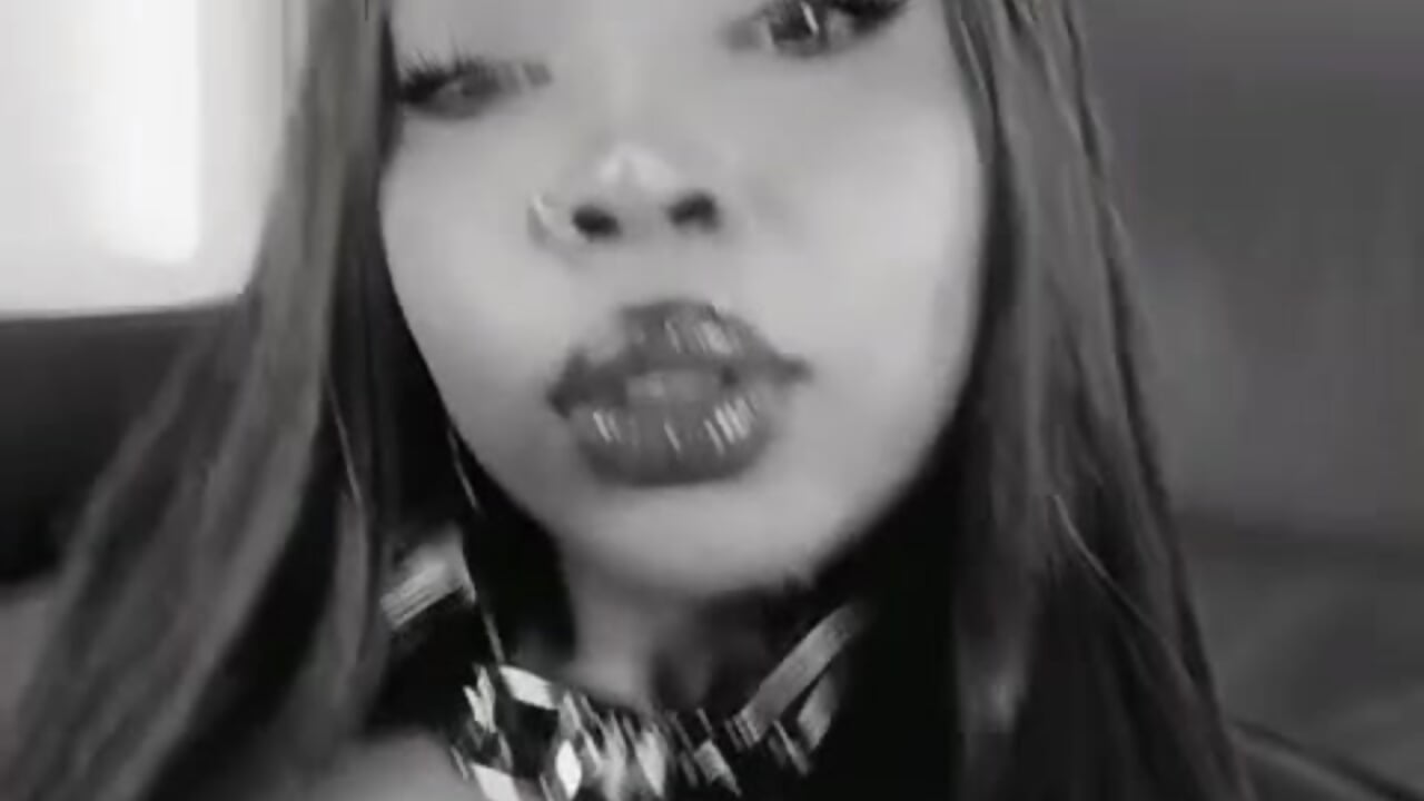 GOOD DAY– Charlotte__Brown_ kameramodell videója