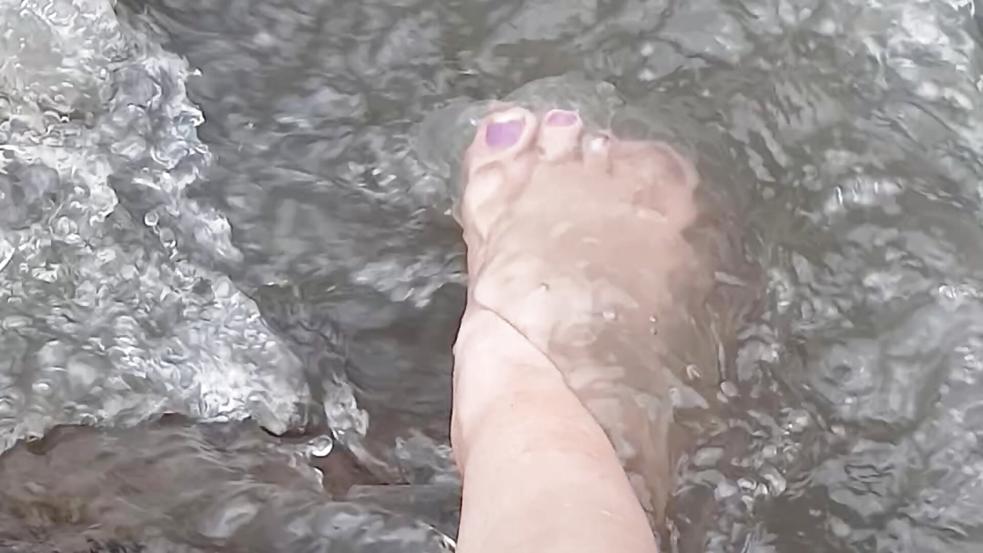 My feet in the river 💦