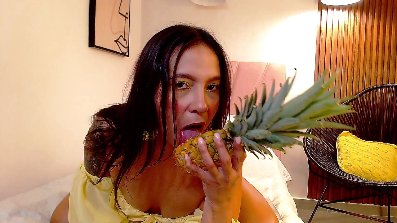 I love that they eat my pineapple! - відео від _Angie_Moon_