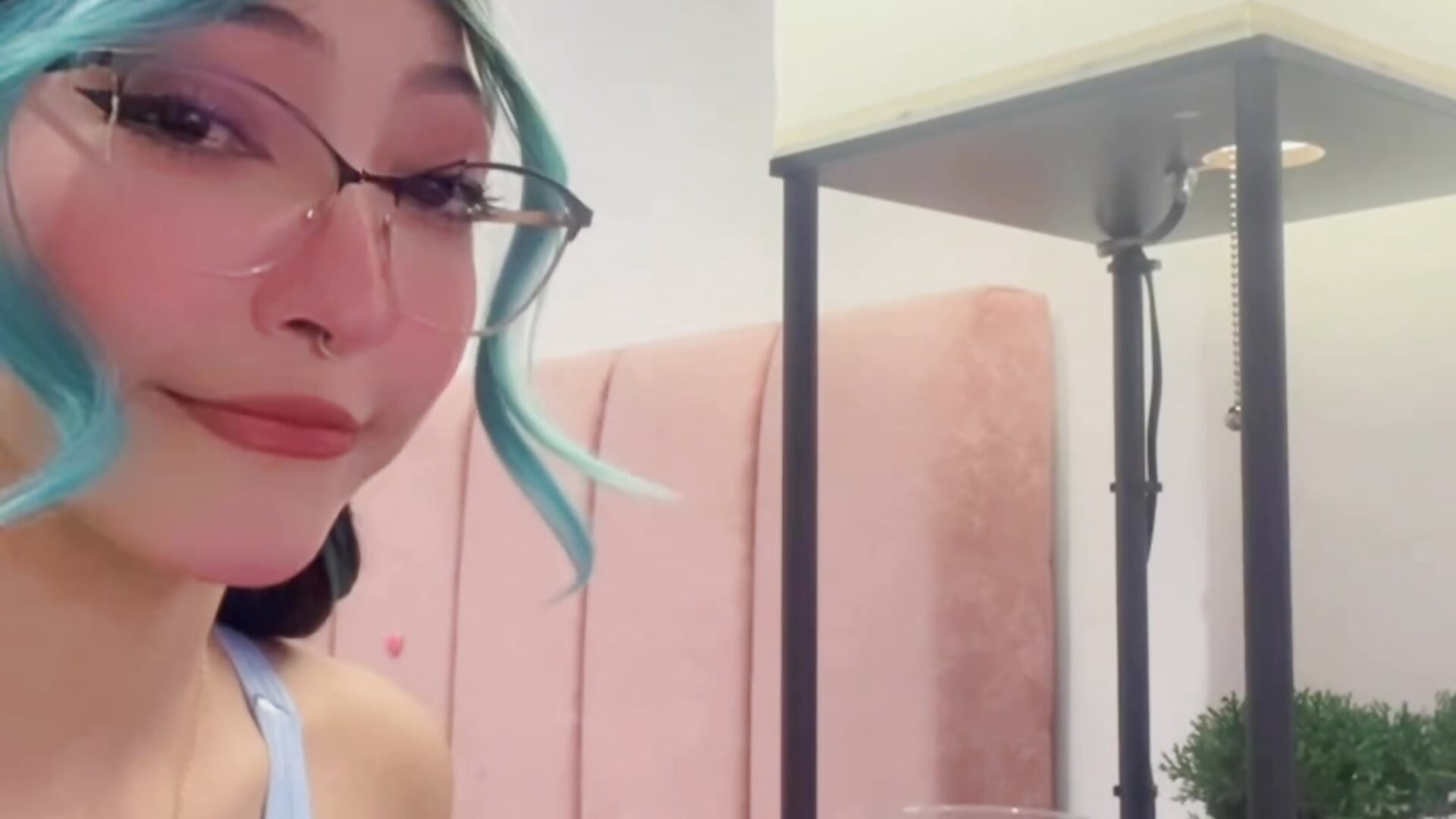 look at me 🍑🤭 - video by MarianaBranzz cam model