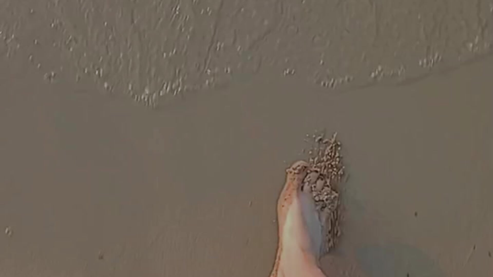 Nika opened the beach season by walking on wet sand underwater - video by _Nika_Kik cam model