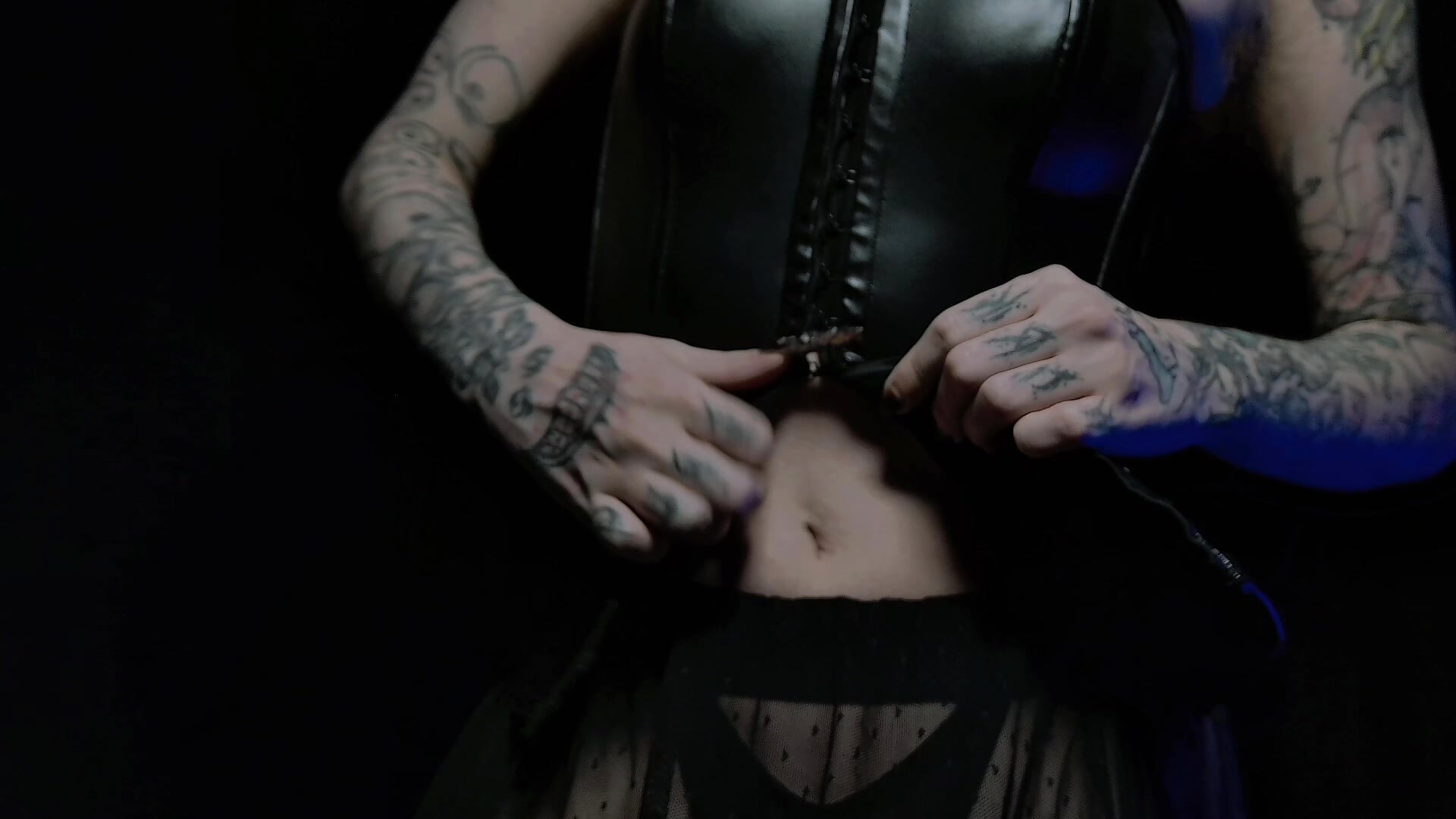 💛Removing leather corset💛 - video od modelky/modela Littlespacemouse