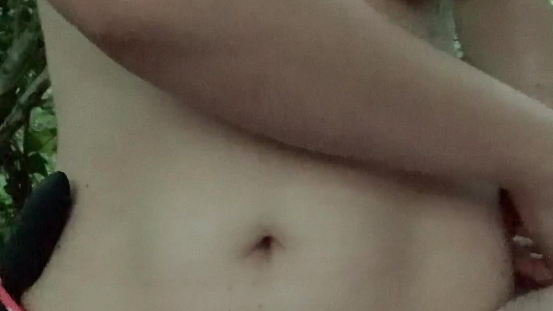 Je me déshabille et met le hush dans mes fesses en pleine nature 😇😈