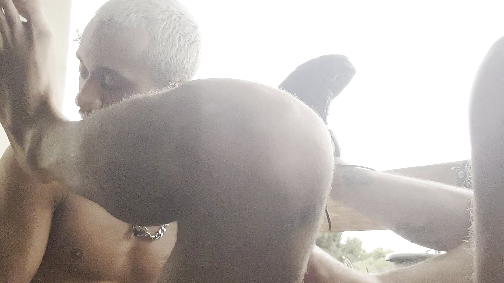 En el balcón ….Me mete la polla y luego las manos – video af EnricoGio cam-model